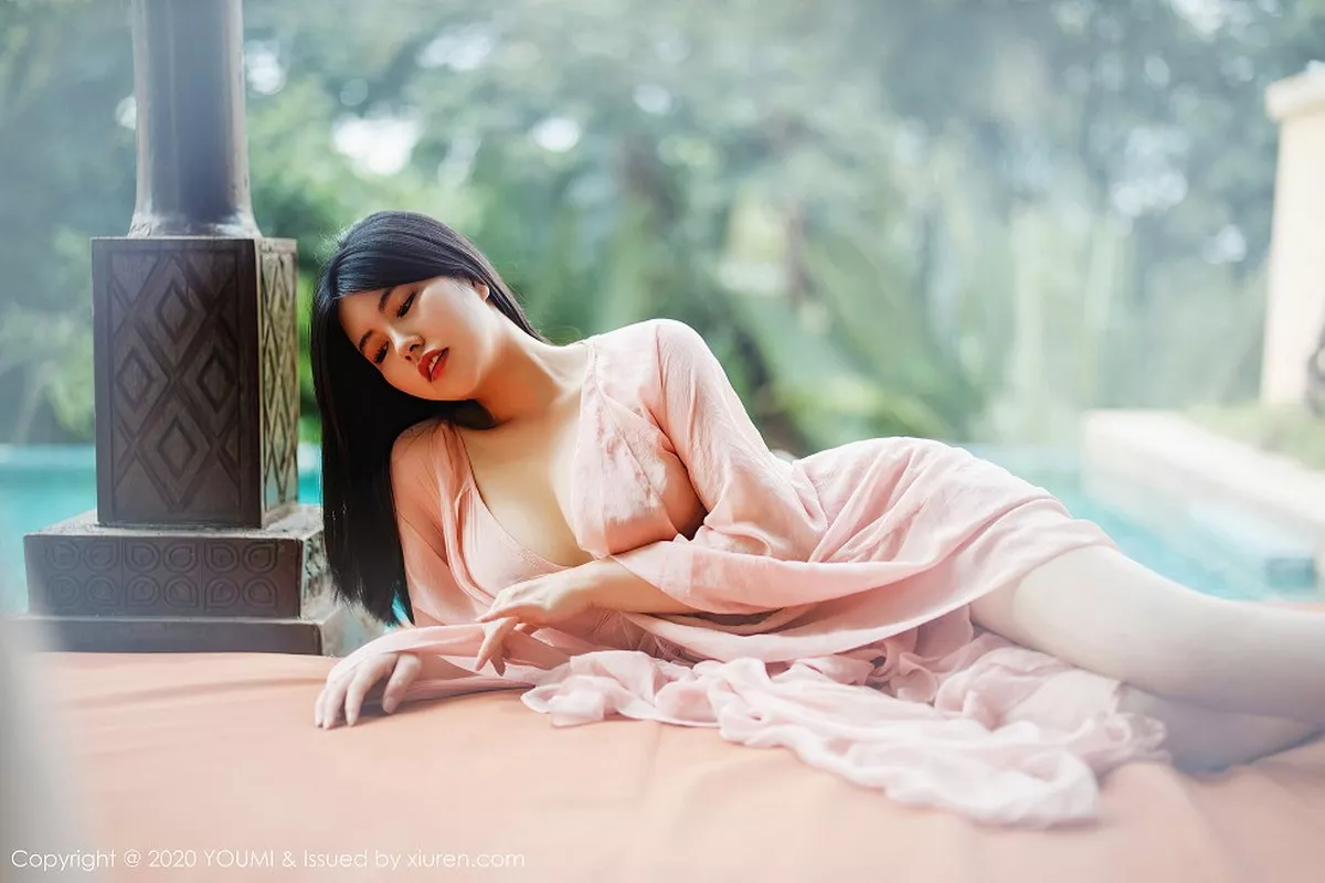 秀人集.com_[YouMi尤蜜荟]Vol.523_女神娜露Selena西双版纳旅拍轻薄粉色长裙秀傲人豪乳诱惑写真89P