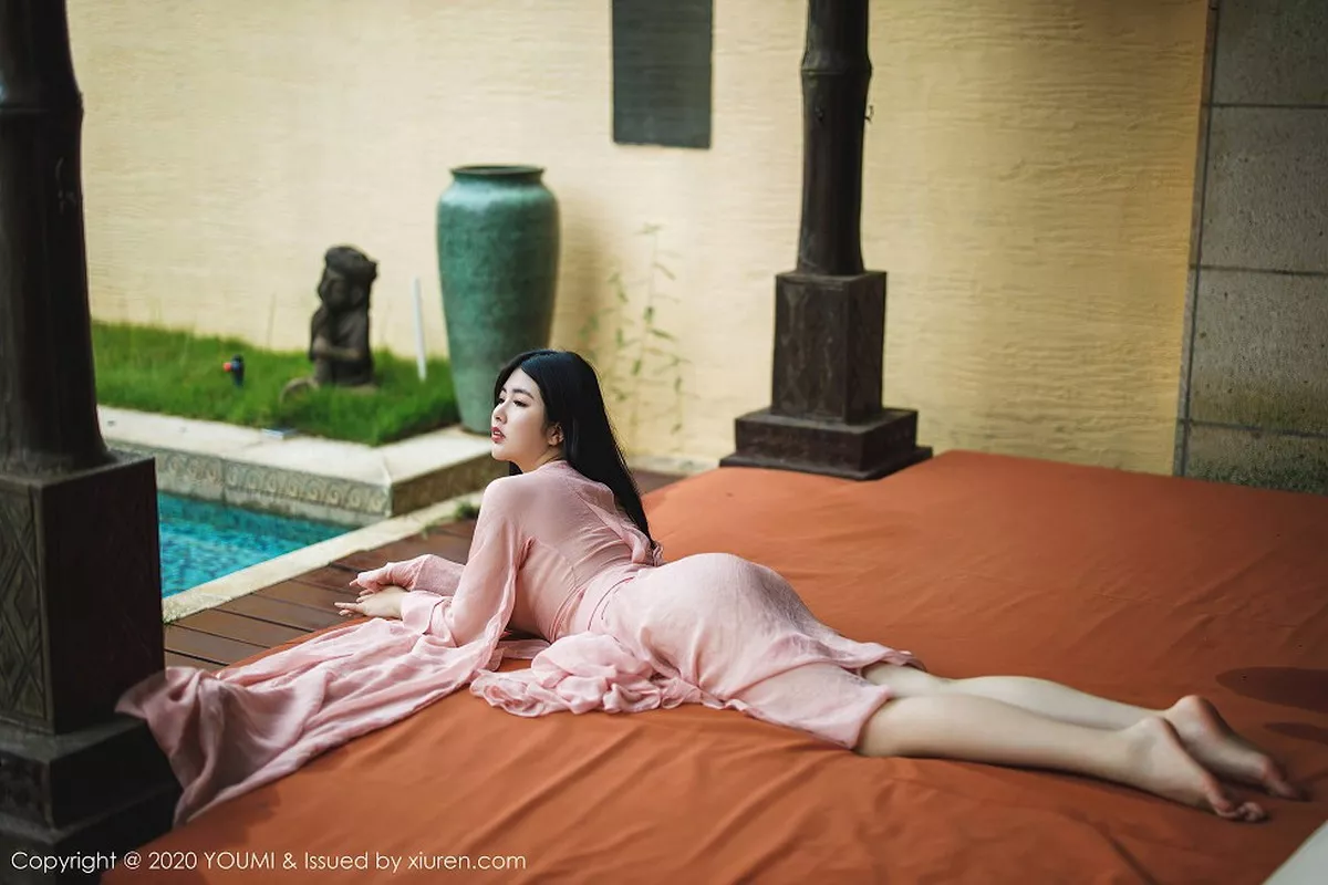 秀人集.com_[YouMi尤蜜荟]Vol.523_女神娜露Selena西双版纳旅拍轻薄粉色长裙秀傲人豪乳诱惑写真89P