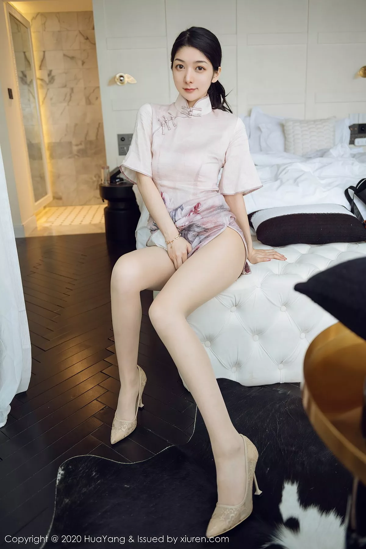 秀人集.com_[HuaYang花漾]Vol.285_女神Angela小热巴云南旅拍典雅吊裙+古韵旗袍完美诱惑写真60P