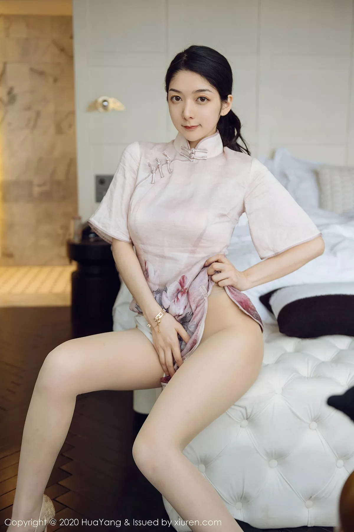 秀人集.com_[HuaYang花漾]Vol.285_女神Angela小热巴云南旅拍典雅吊裙+古韵旗袍完美诱惑写真60P