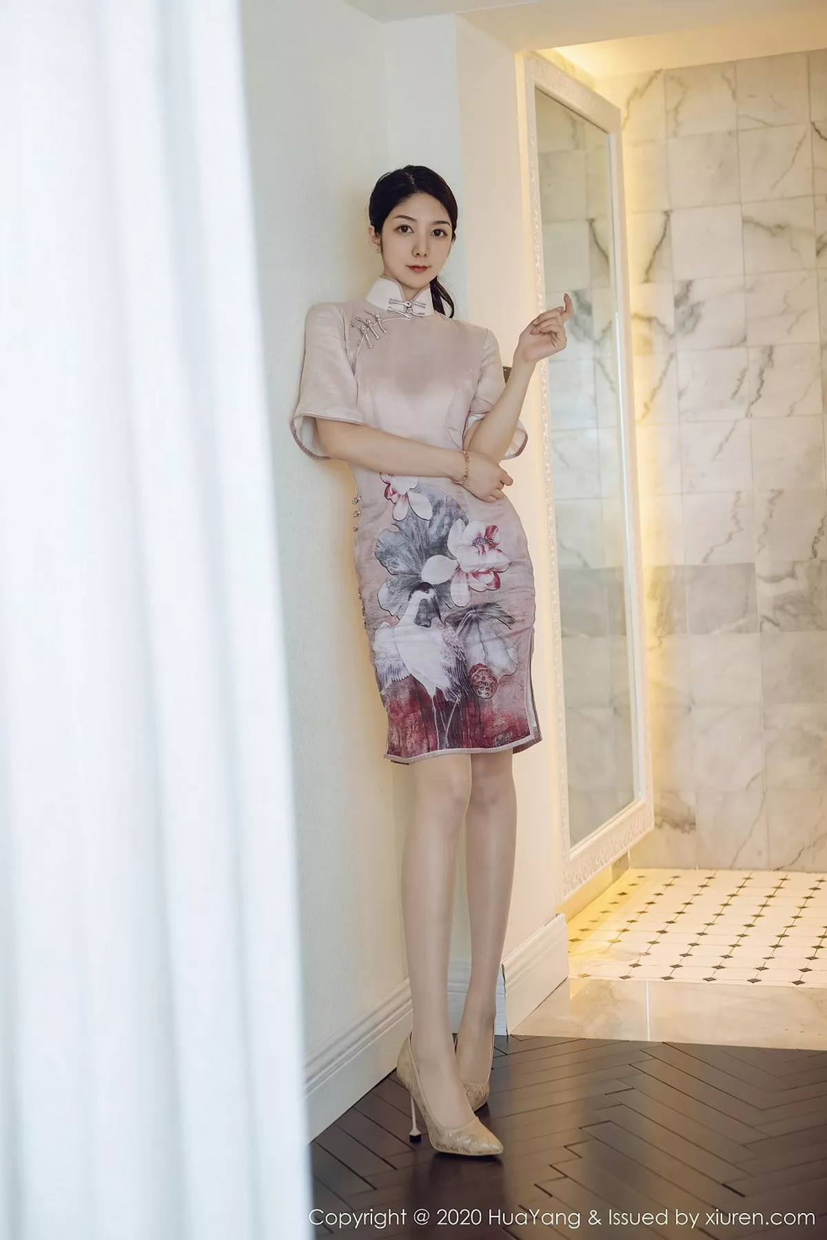 秀人集.com_[HuaYang花漾]Vol.285_女神Angela小热巴云南旅拍典雅吊裙+古韵旗袍完美诱惑写真60P