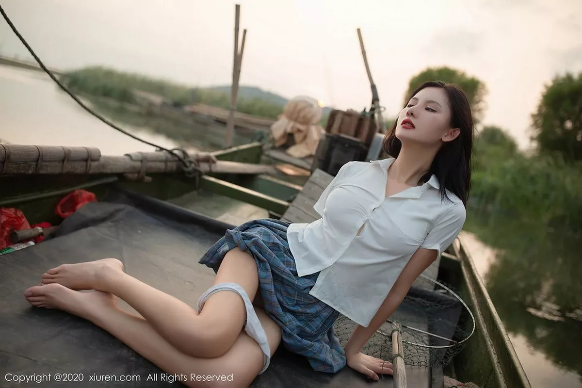 秀人集.com_[XiuRen秀人网]No.2558_女神就是阿朱啊海边渔村主题半撩短裙脱内裤秀翘臀诱惑写真51P