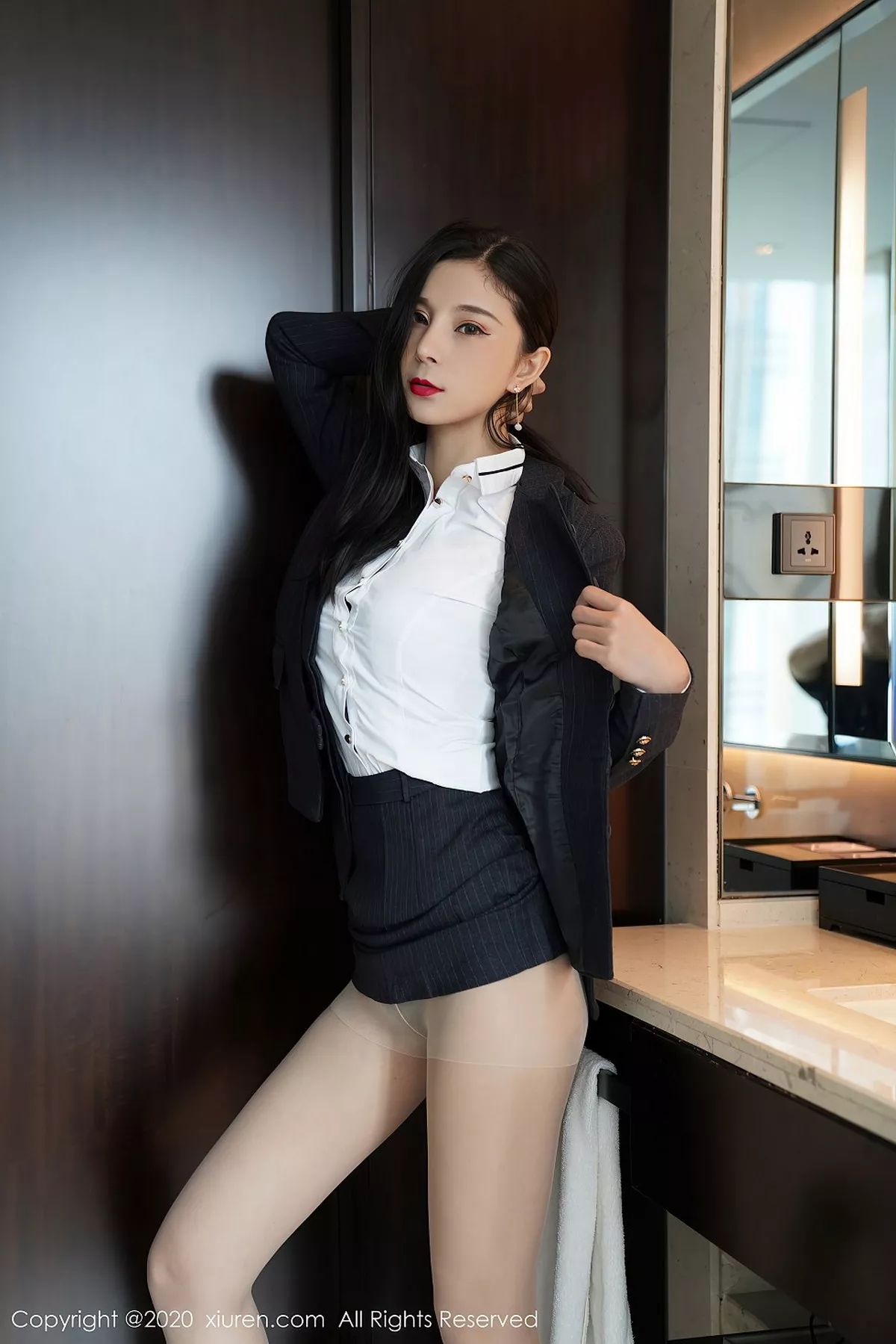 秀人集.com_[XiuRen秀人网]No.2564_嫩模小蛮妖Yummy职场白衬衫黑短裙半脱露超薄肉丝裤袜诱惑写真70P