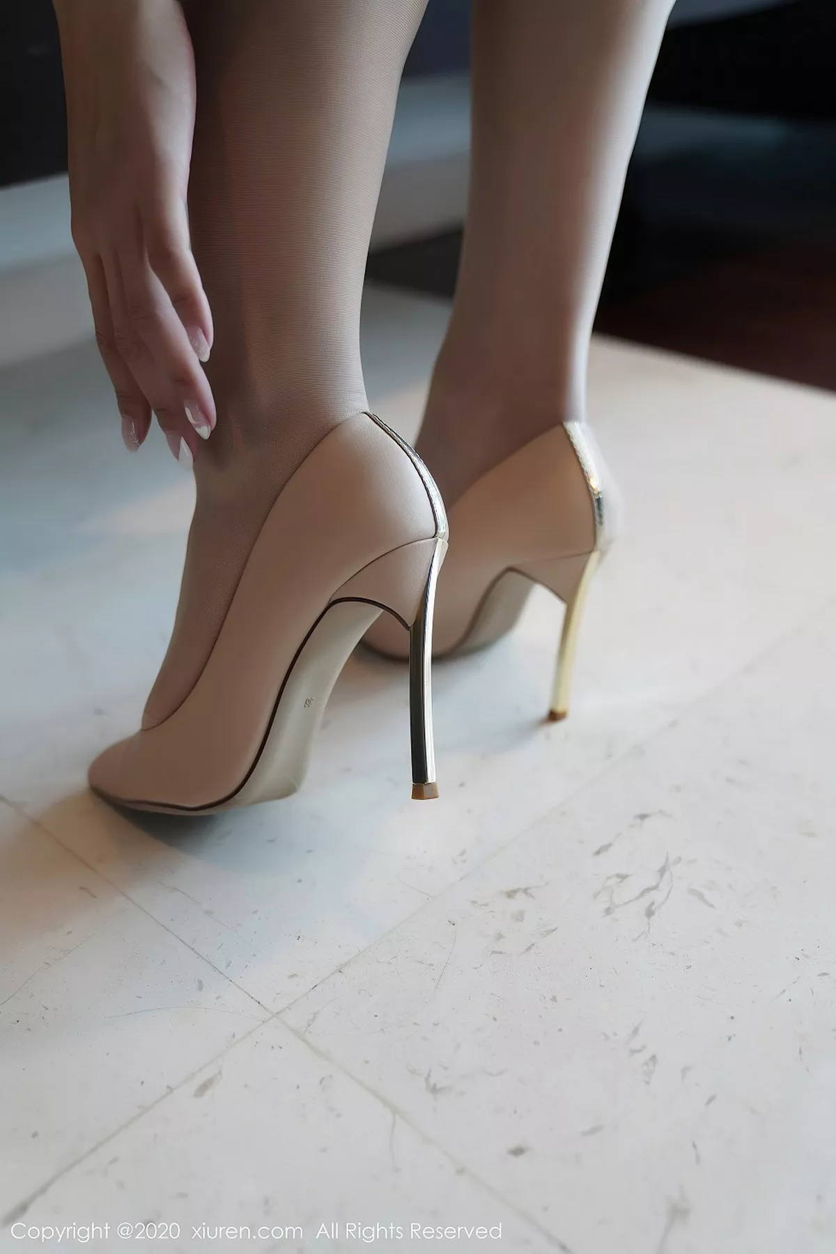 秀人集.com_[XiuRen秀人网]No.2564_嫩模小蛮妖Yummy职场白衬衫黑短裙半脱露超薄肉丝裤袜诱惑写真70P