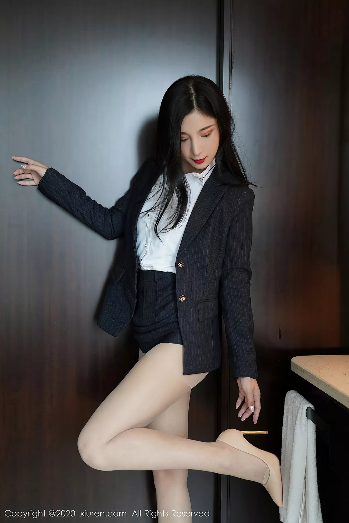 秀人集.com_[XiuRen秀人网]No.2564_嫩模小蛮妖Yummy职场白衬衫黑短裙半脱露超薄肉丝裤袜诱惑写真70P
