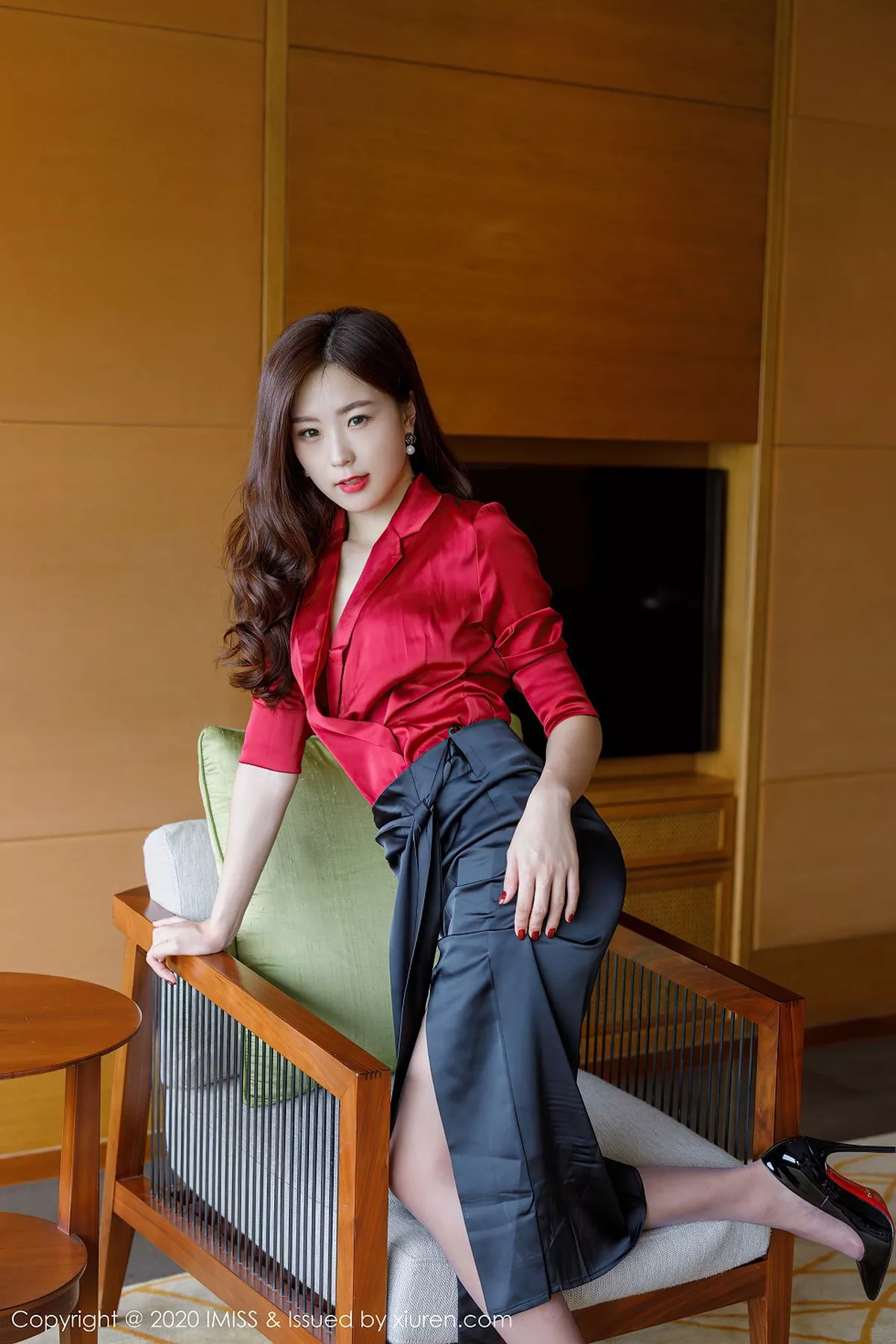 秀人集.com_[IMISS爱蜜社]Vol.502_嫩模杨紫嫣Cynthia心愿旅拍红色典雅礼裙配黑丝裤袜诱惑写真55P