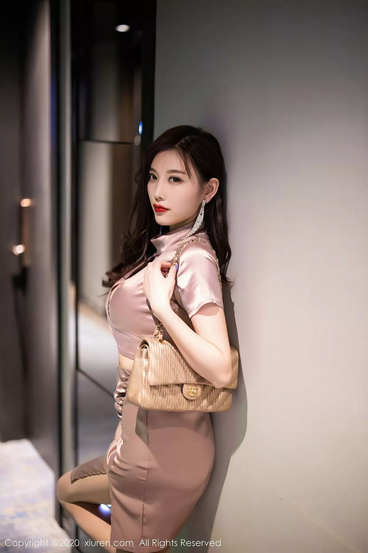 秀人集.com_[XiuRen秀人网]No.2587_女神杨晨晨sugar香槟色吊裙半撩露超薄肉丝裤袜秀翘臀诱惑写真88P