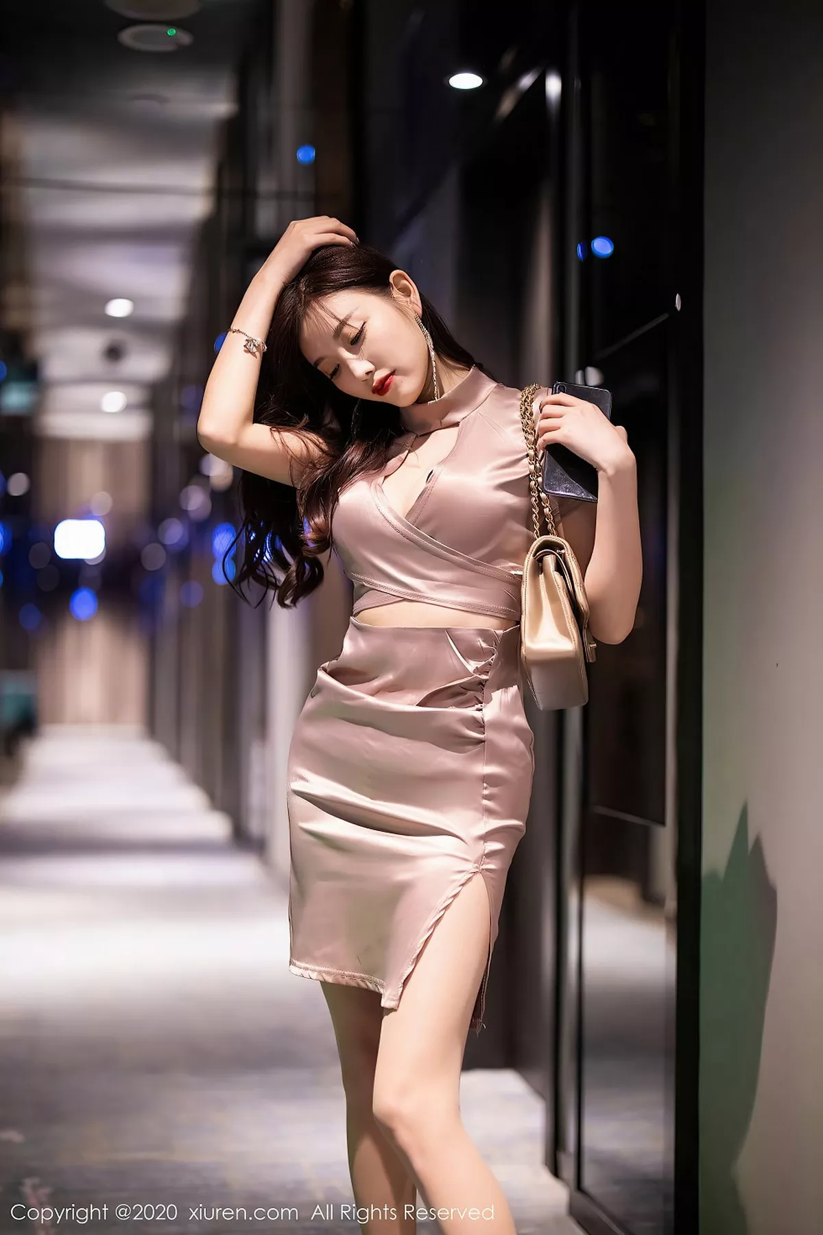 秀人集.com_[XiuRen秀人网]No.2587_女神杨晨晨sugar香槟色吊裙半撩露超薄肉丝裤袜秀翘臀诱惑写真88P