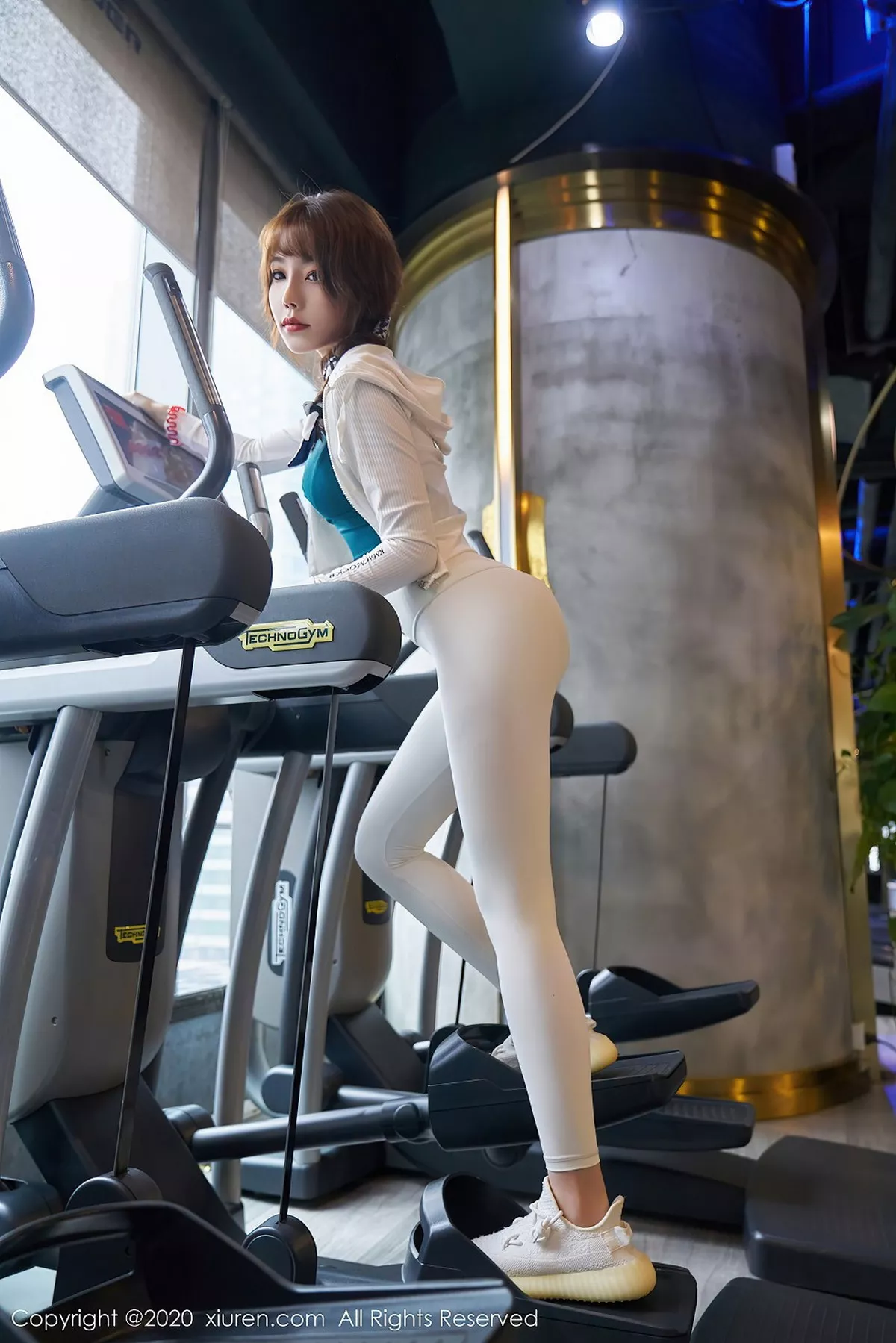 秀人集.com_[XiuRen秀人网]No.2589_女神芝芝Booty健身房主题白色紧身裤半脱露翘臀极致诱惑写真78P