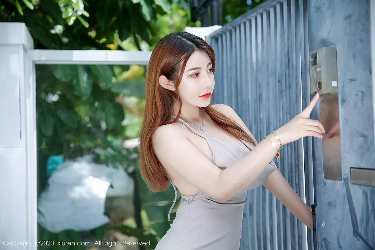 秀人集.com_[XiuRen秀人网]No.2593_嫩模软软Roro三亚旅拍典雅吊裙居家女友主题秀丰满身材诱惑写真48P