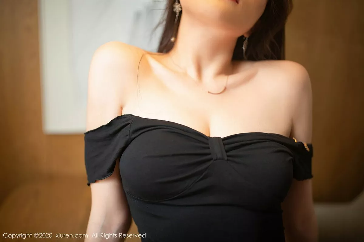 秀人集.com_[XiuRen秀人网]No.2600_女神芝芝Booty黑裙子主题私房无内黑丝裤袜秀翘臀美腿诱惑写真49P