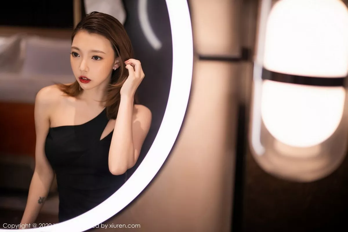 秀人集.com_[XiaoYu画语界]Vol.356_女神冯木木LRIS绚丽光影时尚车拍主题无内黑丝裤袜诱惑写真110P