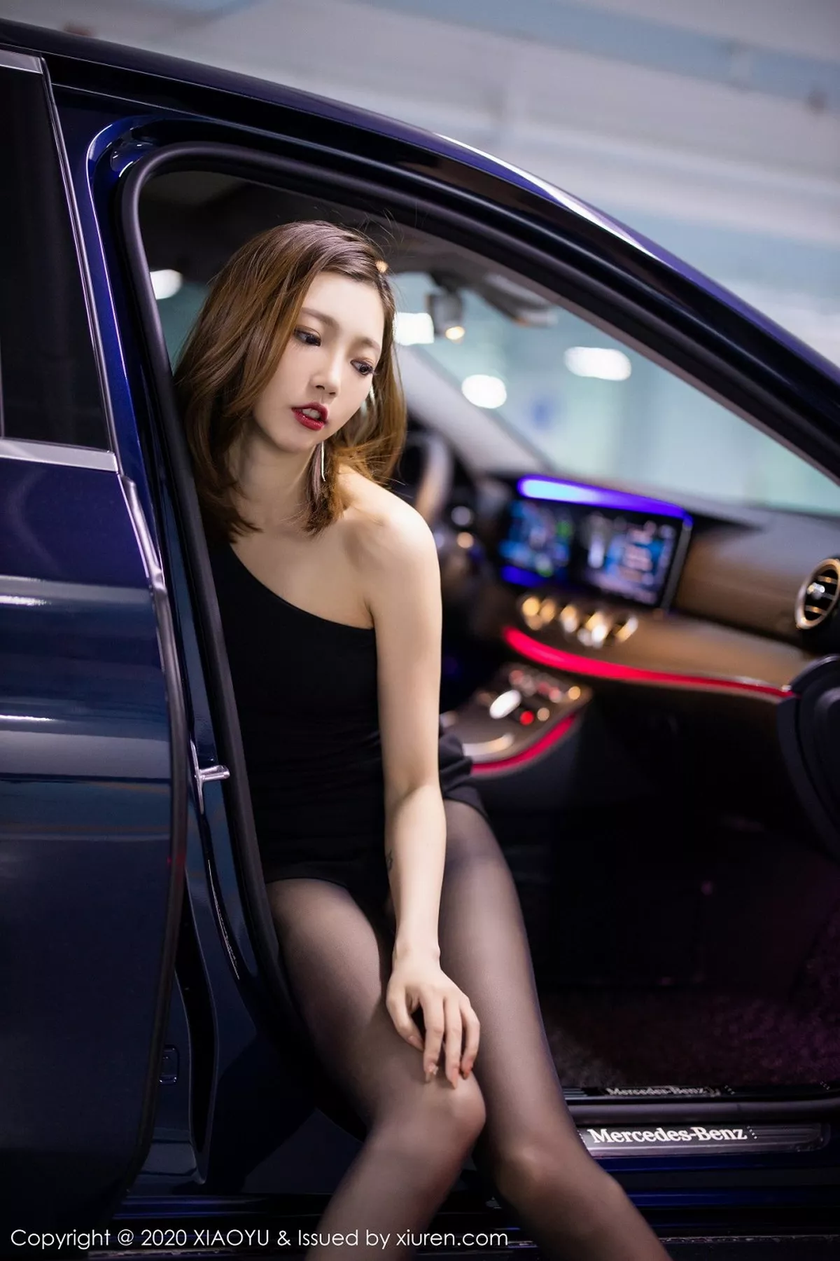 秀人集.com_[XiaoYu画语界]Vol.356_女神冯木木LRIS绚丽光影时尚车拍主题无内黑丝裤袜诱惑写真110P