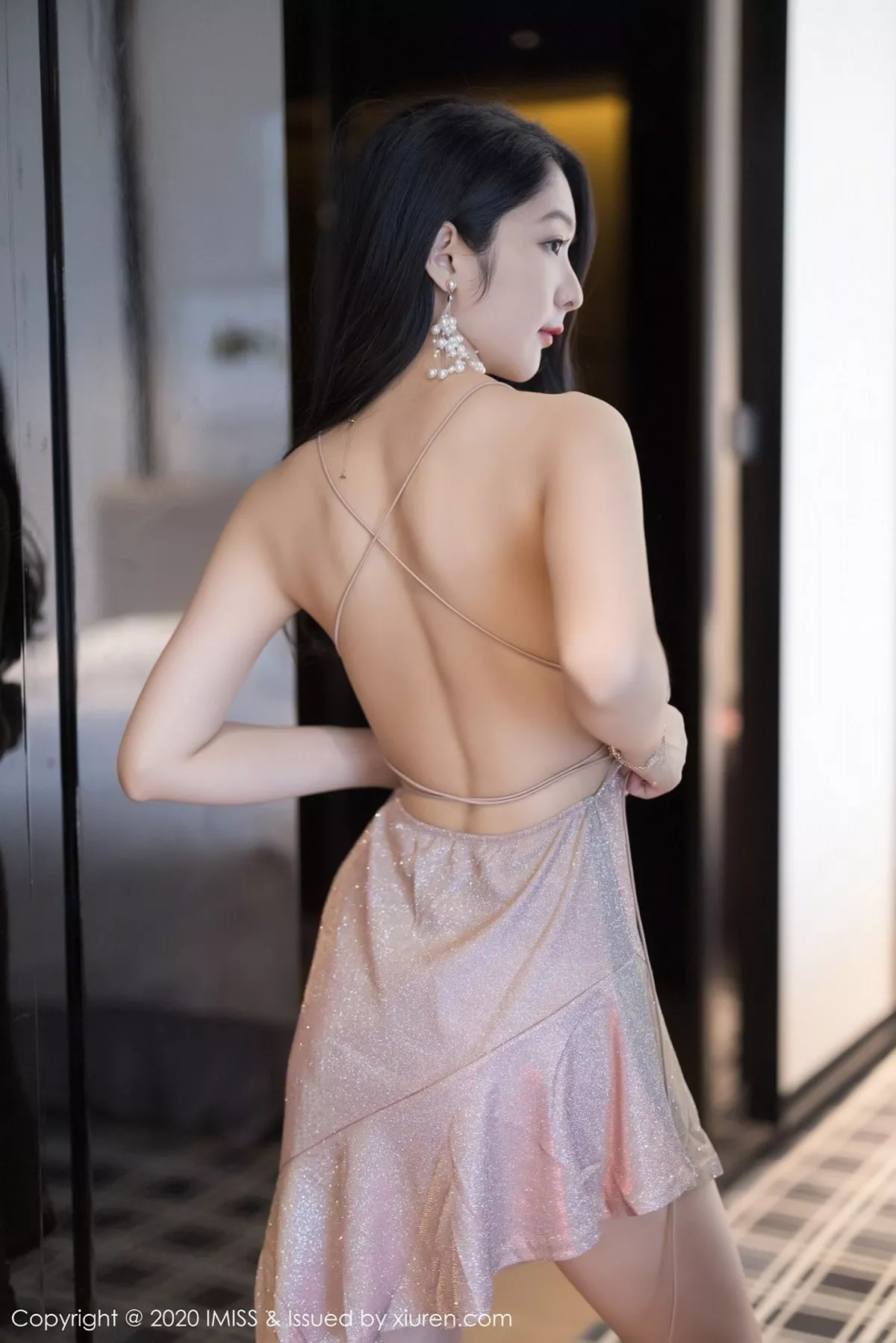 秀人集.com_[IMISS爱蜜社]Vol.511_女神Angela小热巴私房典雅吊裙配肉丝裤袜秀完美身材诱惑写真55P