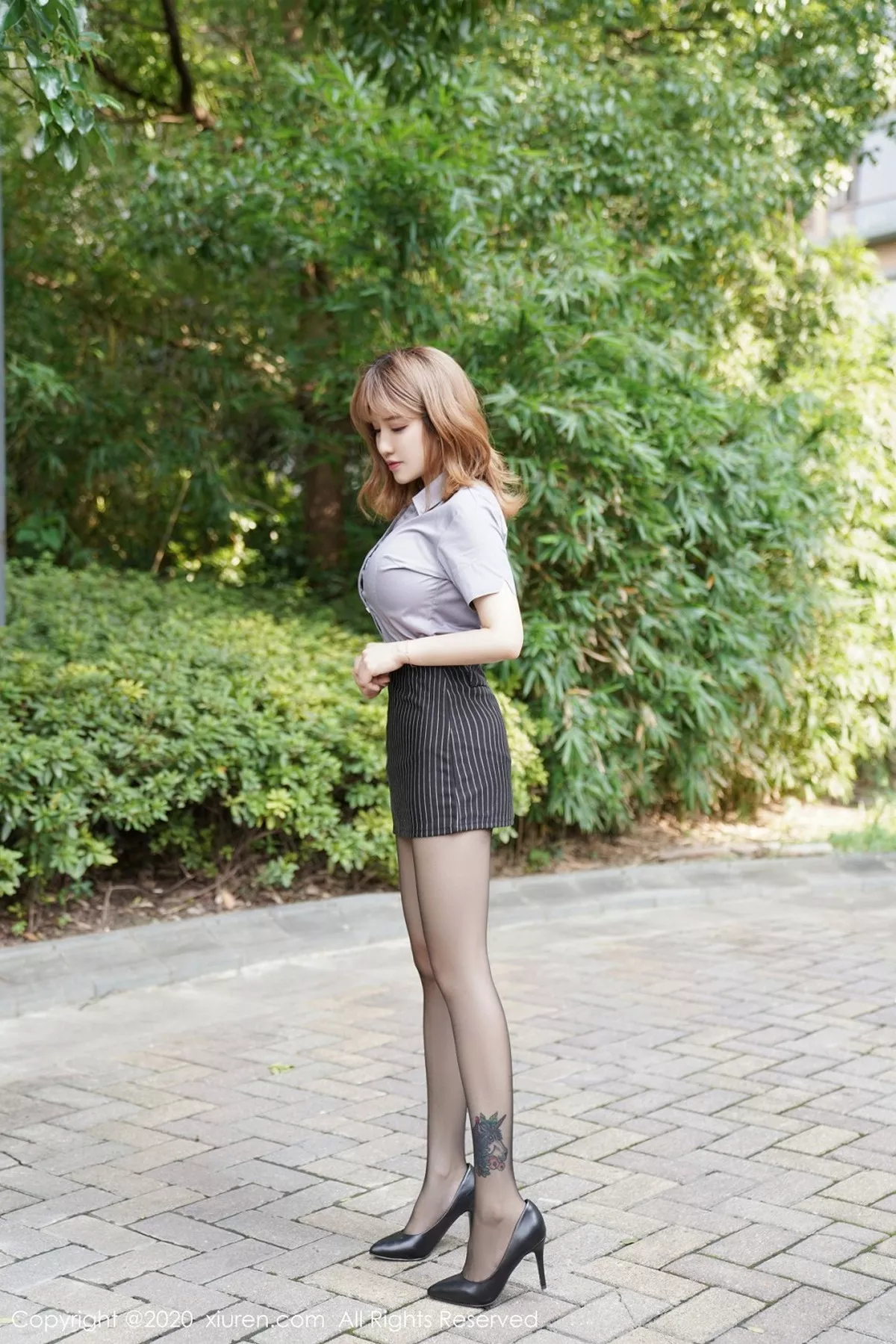 秀人集.com_[XiuRen秀人网]No.2656_嫩模周大萌私房秘书服饰主题撩裙露无内黑丝裤袜秀翘臀诱惑写真52P