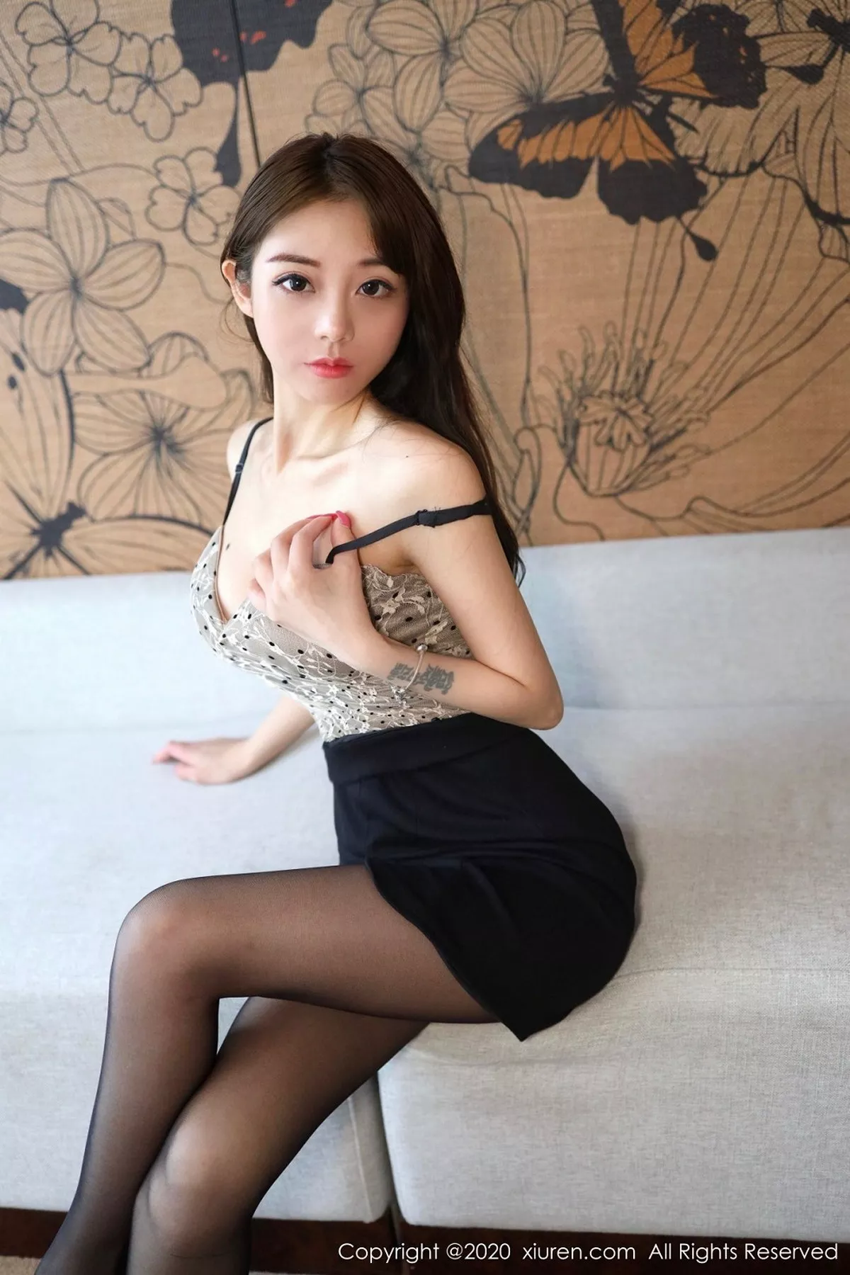 秀人集.com_[XiuRen秀人网]No.2657_嫩模佘贝拉bella私房吊带裙半撩露无内黑丝裤袜秀翘臀诱惑写真40P