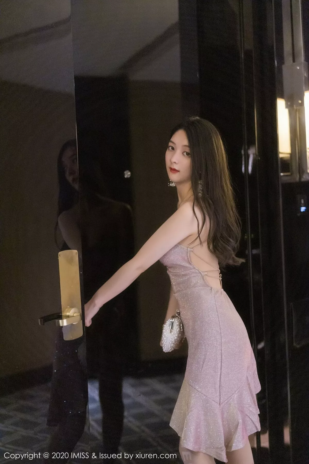 秀人集.com_[IMISS爱蜜社]Vol.511_女神Angela小热巴私房典雅吊裙配肉丝裤袜秀完美身材诱惑写真55P