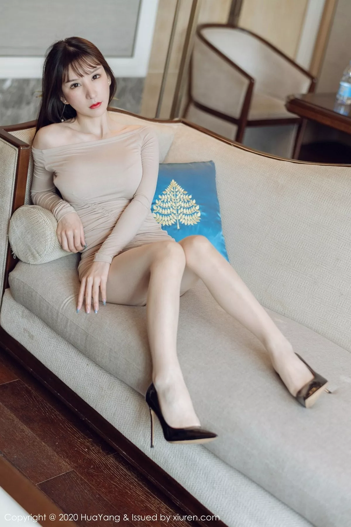 秀人集.com_[HuaYang花漾]Vol.305_女神周于希Sandy西双版纳旅拍米色连身裙秀完美身材诱惑写真72P