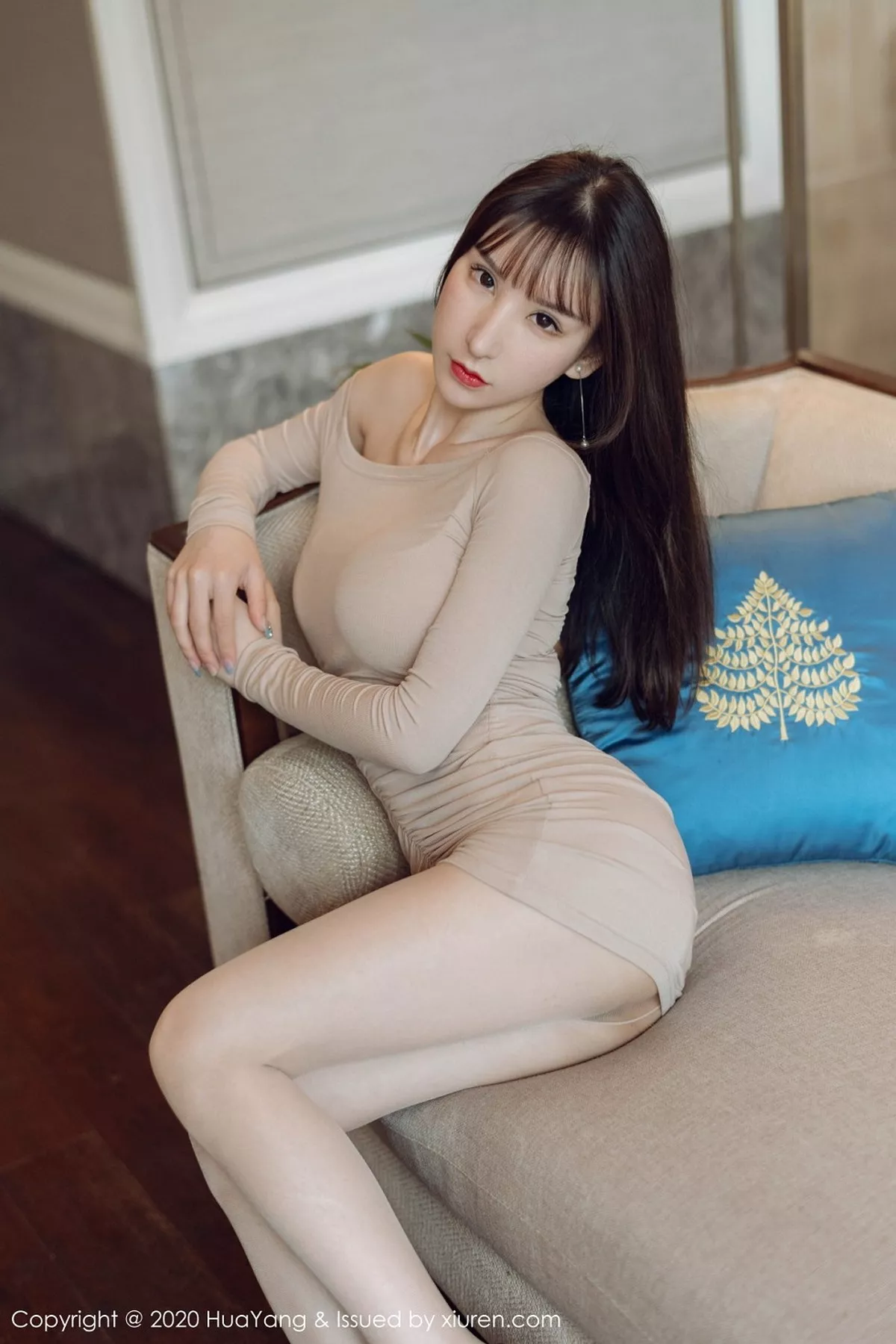 秀人集.com_[HuaYang花漾]Vol.305_女神周于希Sandy西双版纳旅拍米色连身裙秀完美身材诱惑写真72P