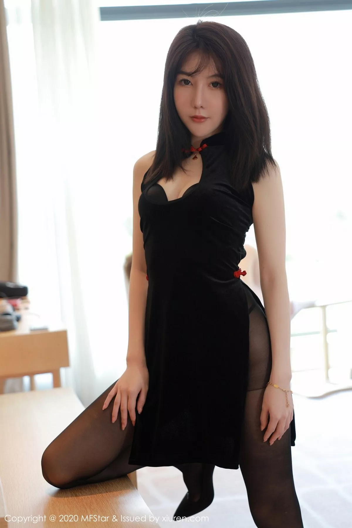 秀人集.com_[MFStar模范学院]Vol.402_模特薛琪琪sandy四川旅拍高开黑色礼裙配黑丝裤袜诱惑写真69P