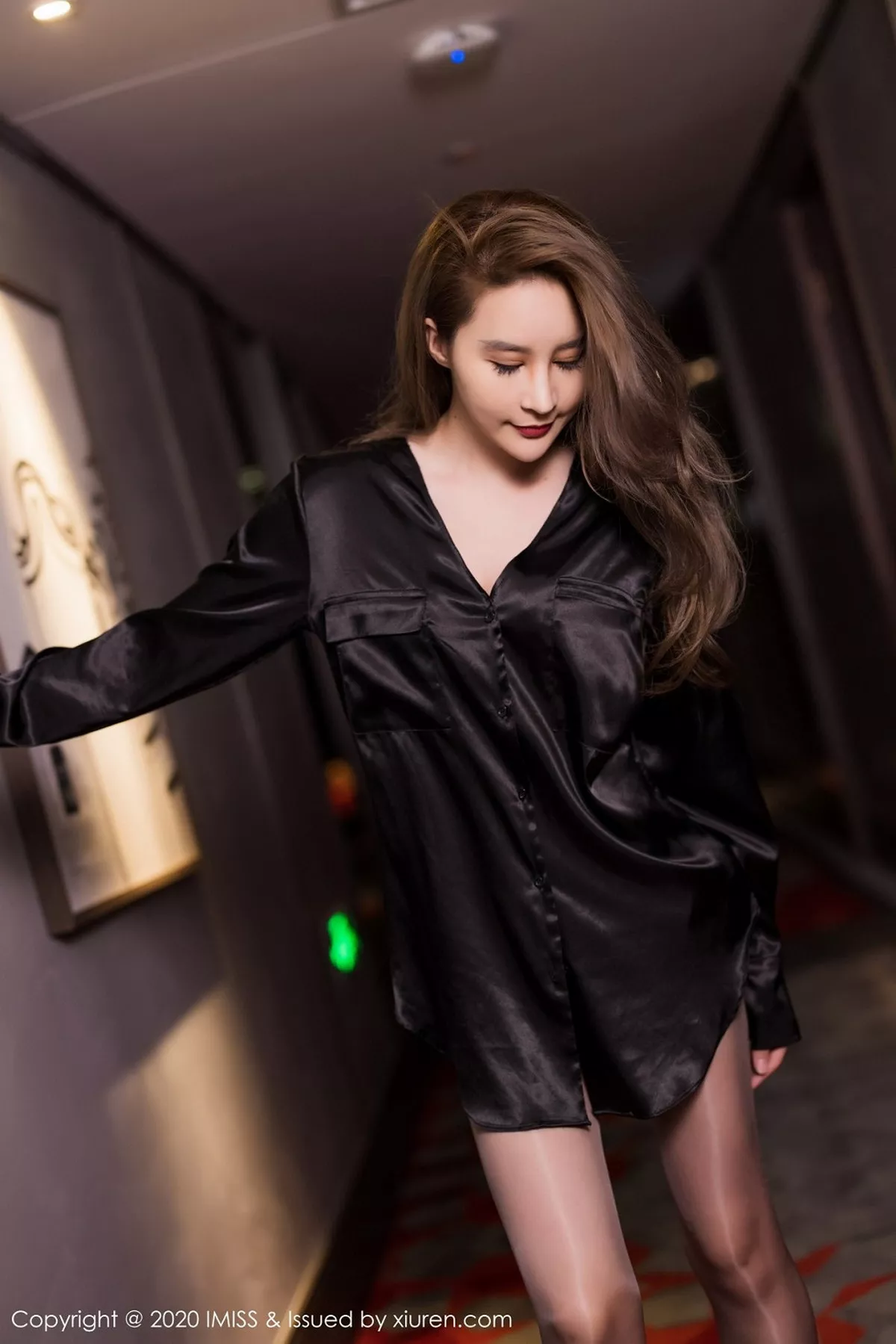 秀人集.com_[IMISS爱蜜社]Vol.514_嫩模Jermy半脱黑色衬衫露性感内衣开档肉丝裤袜极致魅惑写真47P