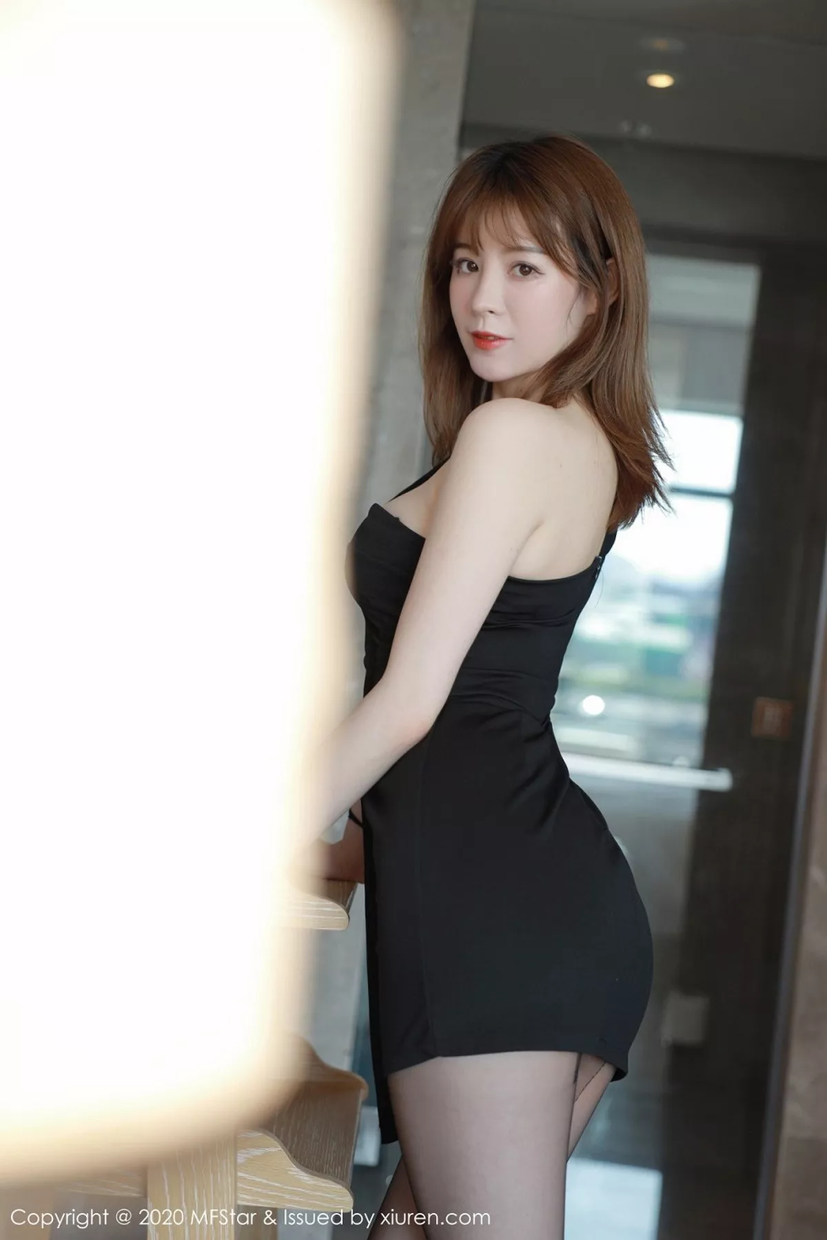 秀人集.com_[MFStar模范学院]Vol.405_嫩模Yoo优优四川旅拍私房黑色抹胸礼裙露黑丝裤袜诱惑写真57P