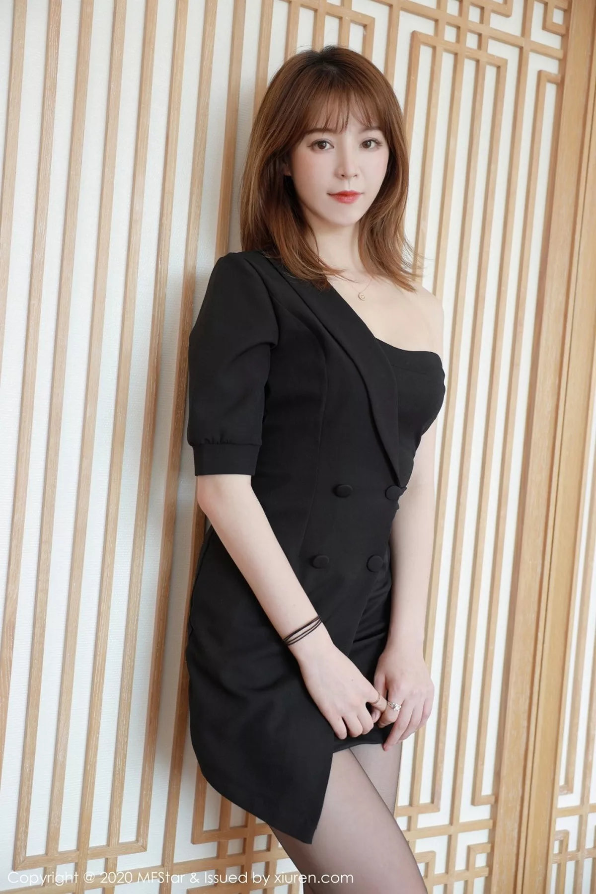 秀人集.com_[MFStar模范学院]Vol.405_嫩模Yoo优优四川旅拍私房黑色抹胸礼裙露黑丝裤袜诱惑写真57P