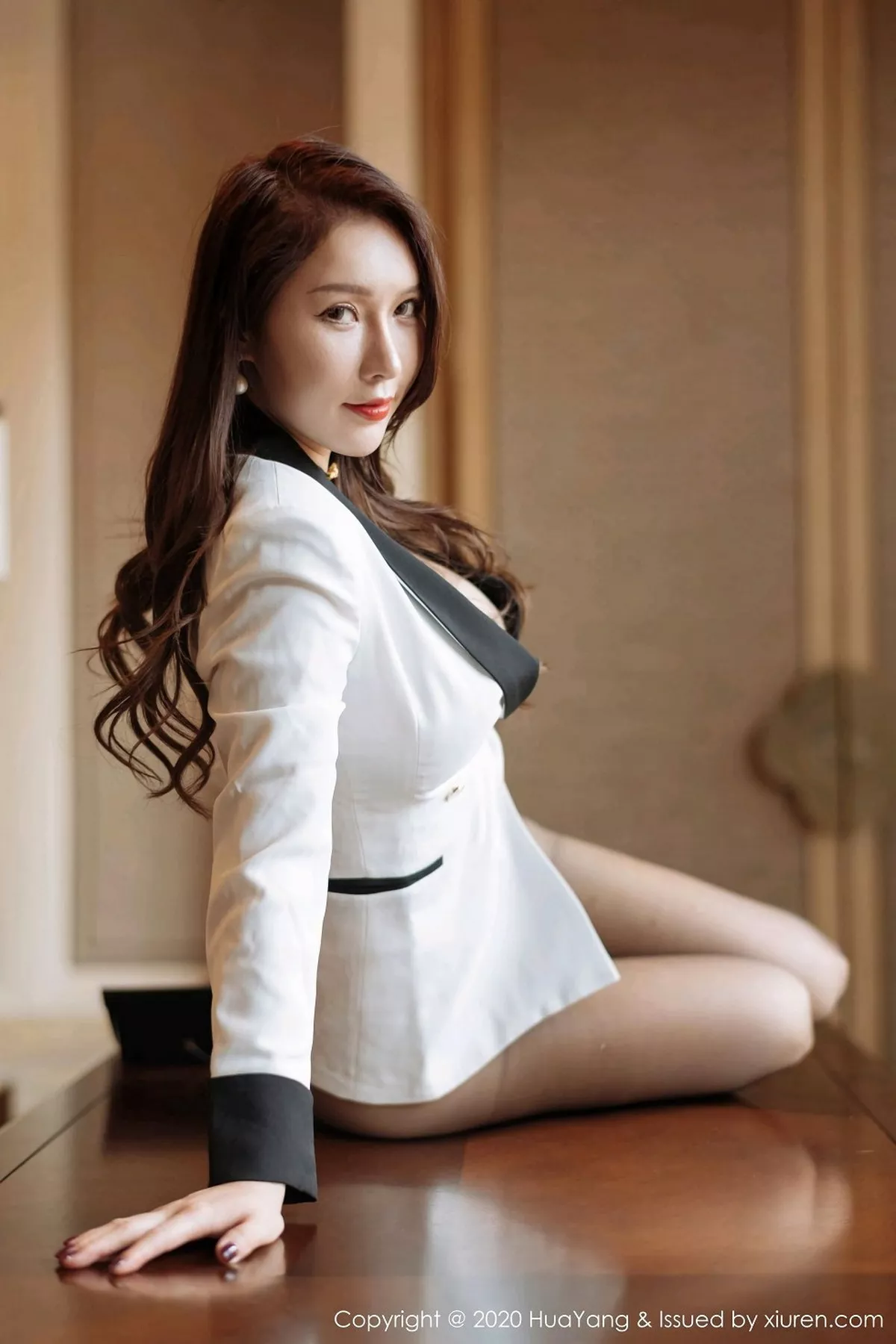 秀人集.com_[HuaYang花漾]Vol.308_女神Egg-尤妮丝西双版纳旅拍白色OL职业装秀惹火身材诱惑写真60P