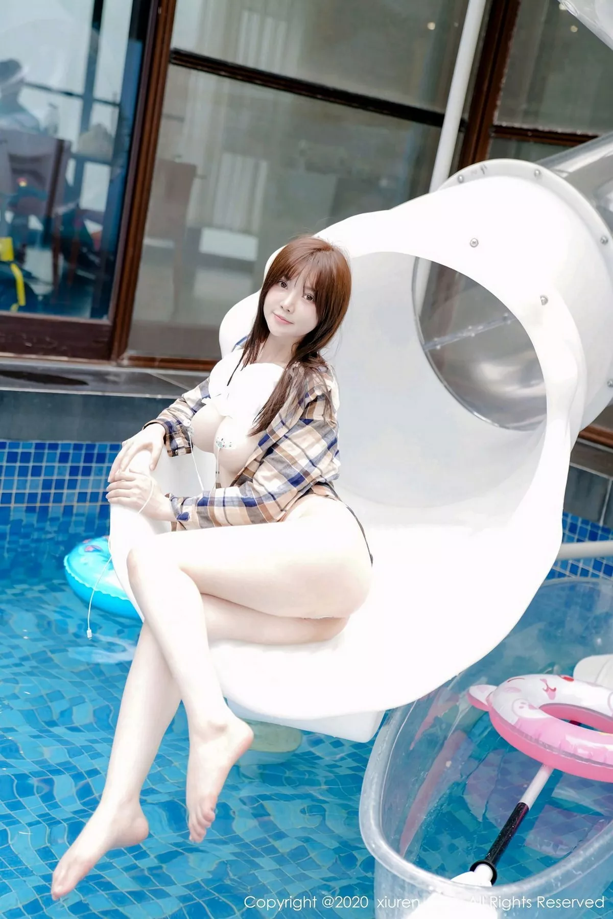 秀人集.com_[XiuRen秀人网]No.2708_女神糯美子Mini三亚旅拍泳池格子衬衫露白色内衣秀豪乳诱惑写真50P