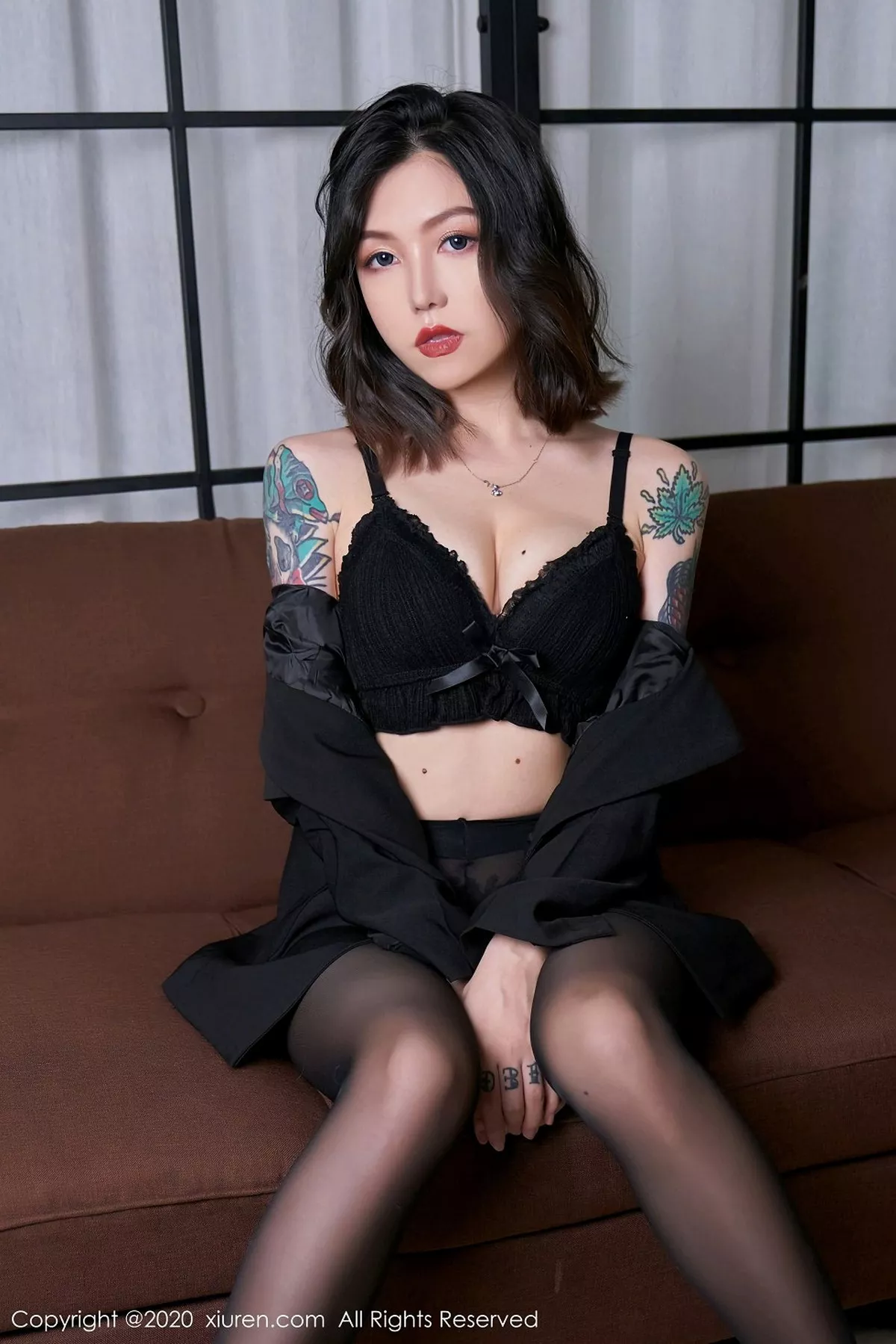 秀人集.com_[XiuRen秀人网]No.2711_模特舌尖上的菊花私房黑衣主题半脱露性感内衣黑丝裤袜诱惑写真70P