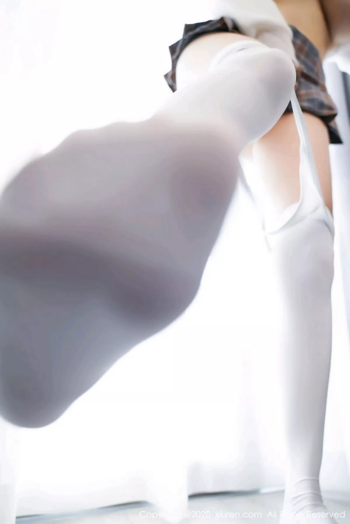 秀人集.com_[XiuRen秀人网]No.2715_嫩模周大萌私房针织毛衣配JK短裙露白嫩翘臀极致诱惑写真50P