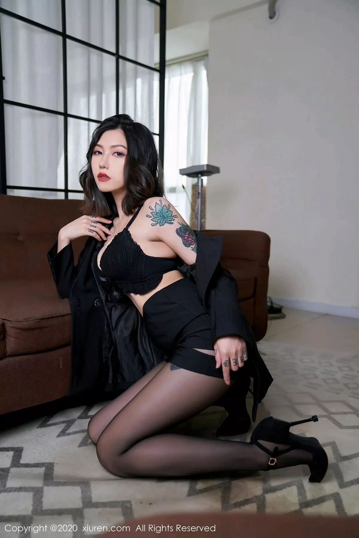 秀人集.com_[XiuRen秀人网]No.2711_模特舌尖上的菊花私房黑衣主题半脱露性感内衣黑丝裤袜诱惑写真70P