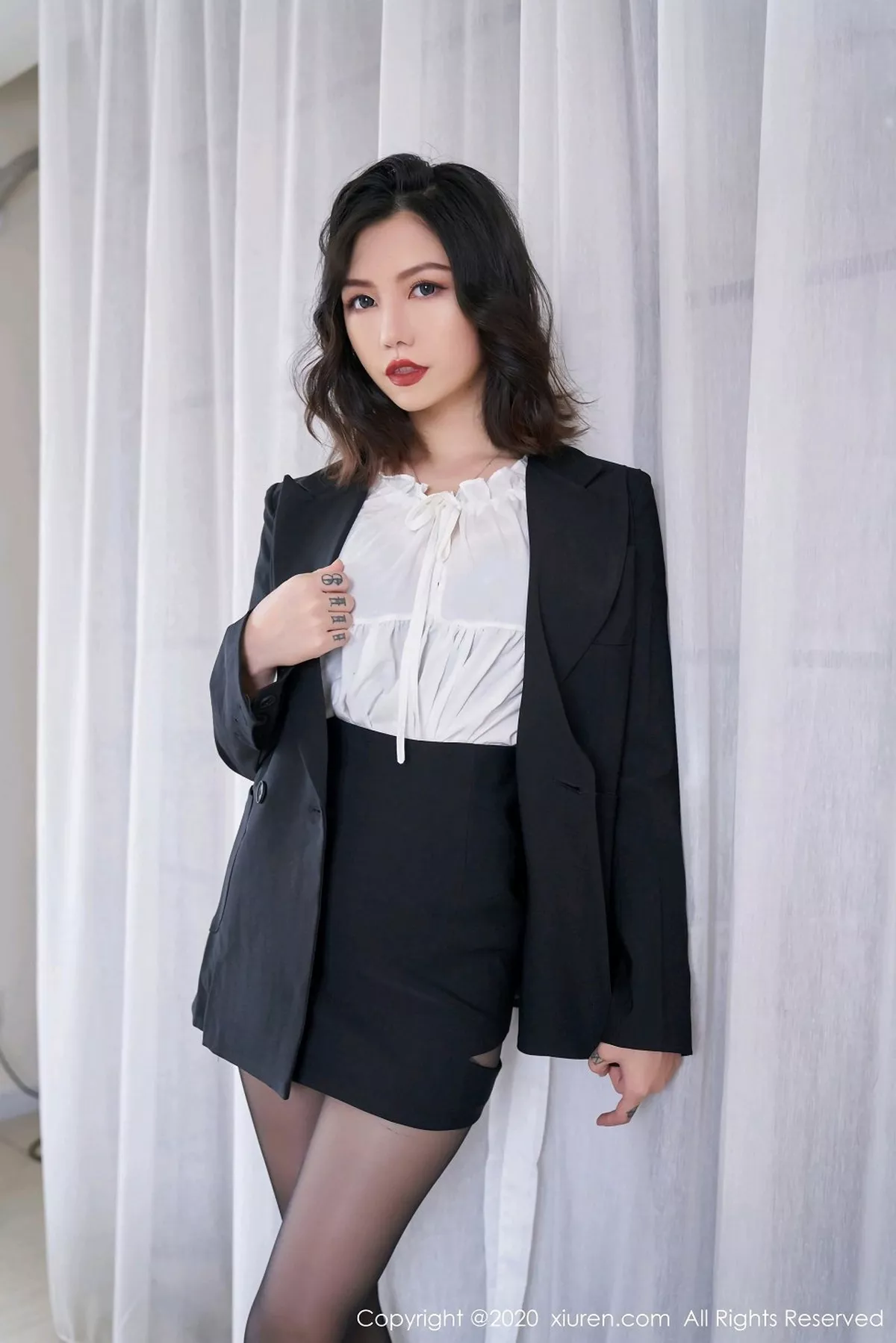 秀人集.com_[XiuRen秀人网]No.2711_模特舌尖上的菊花私房黑衣主题半脱露性感内衣黑丝裤袜诱惑写真70P