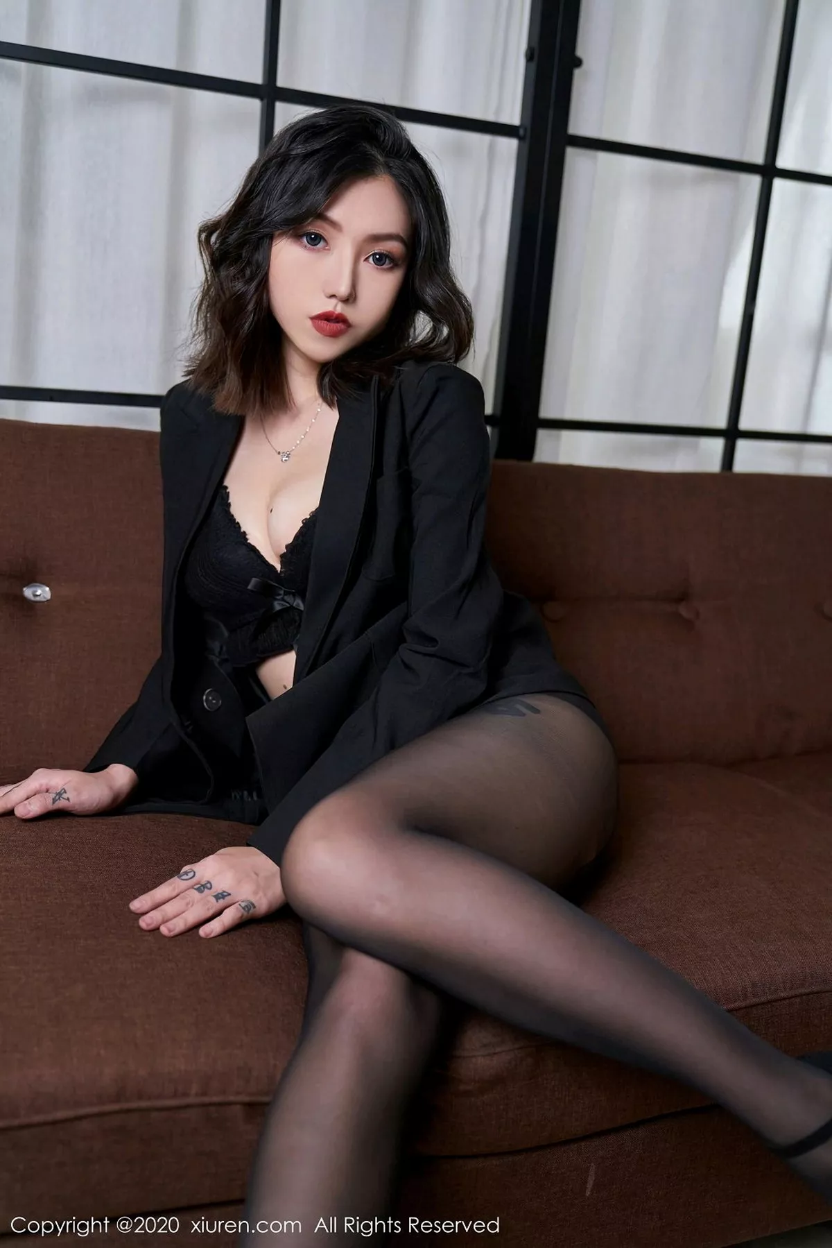 秀人集.com_[XiuRen秀人网]No.2711_模特舌尖上的菊花私房黑衣主题半脱露性感内衣黑丝裤袜诱惑写真70P