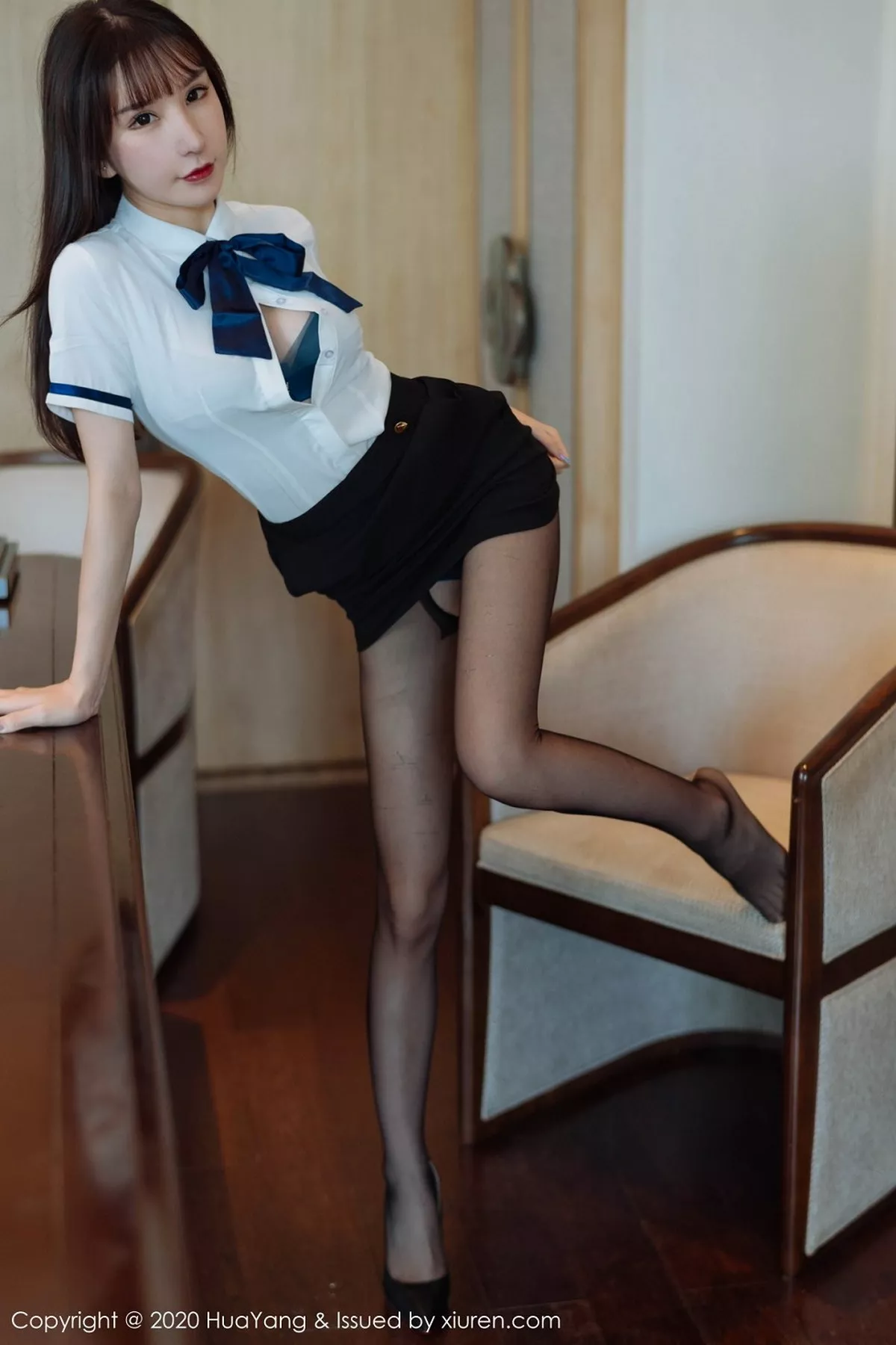 秀人集.com_[HuaYang花漾]Vol.312_女神周于希Sandy西双版纳旅拍黑短裙配开档黑丝裤袜诱惑写真63P