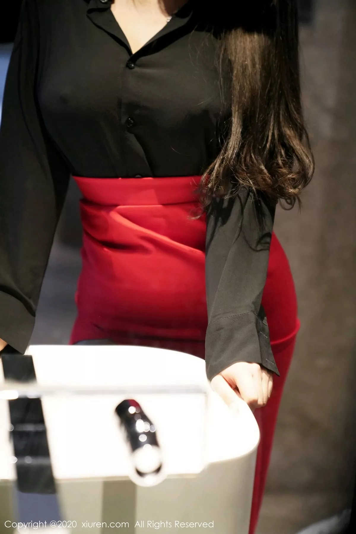 秀人集.com_[XiuRen秀人网]No.2738_嫩模萌汉药baby上海旅拍红色短裙配无内黑丝裤袜秀翘臀诱惑写真50P