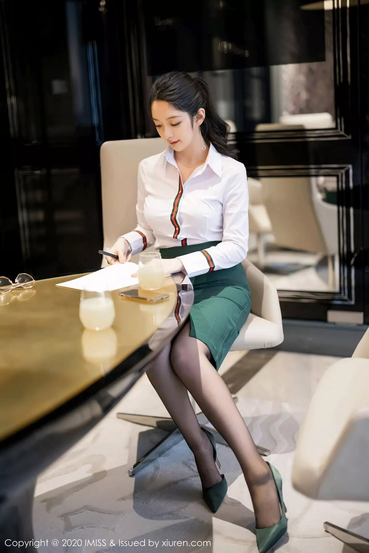 秀人集.com_[IMISS爱蜜社]Vol.521_女神Angela小热巴都市风格职业OL主题半脱内衣露豪乳诱惑写真54P