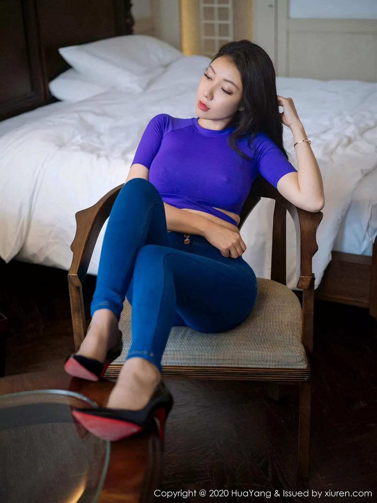 秀人集.com_[HuaYang花漾]Vol.317_嫩模果儿Victoria杭州旅拍半脱牛仔裤露黑丝裤袜诱惑写真43P