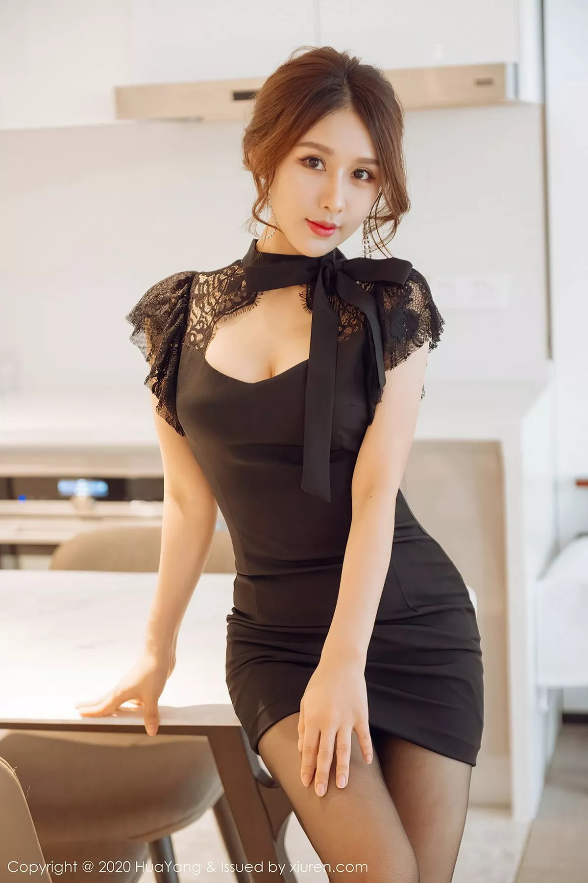 秀人集.com_[HuaYang花漾]Vol.299_嫩模徐安安私房黑色深V短裙配黑丝裤袜秀惹火身材诱惑写真57P