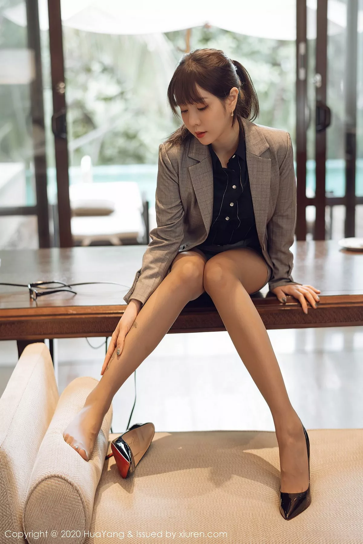 秀人集.com_[HuaYang花漾]Vol.300_女神王雨纯西双版纳旅拍总裁vs土气职员第二部私房诱惑写真80P