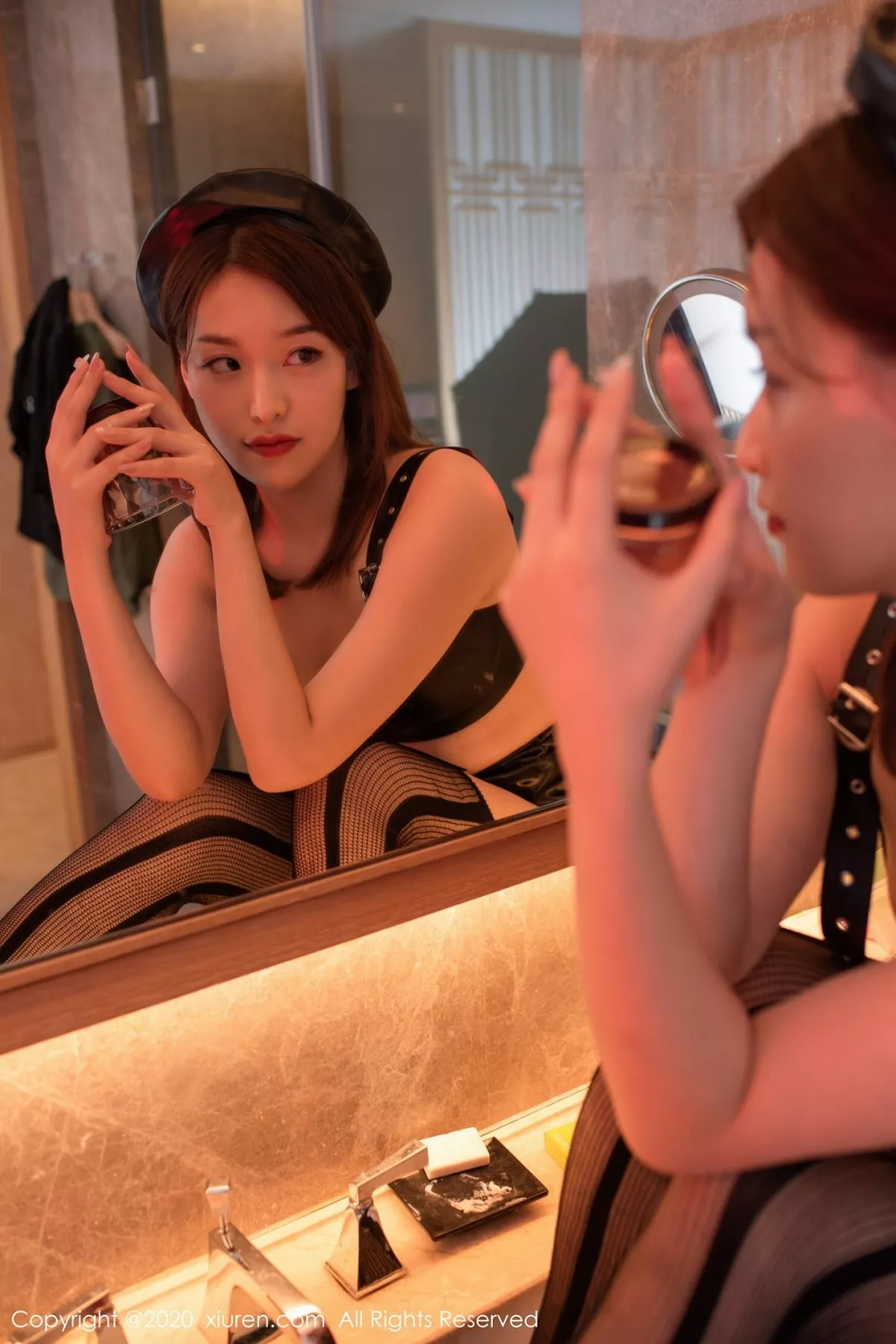 秀人集.com_[XiuRen秀人网]No.2639_嫩模范小宣fancy成都旅拍化妆间黑色内衣配吊带黑丝诱惑写真62P