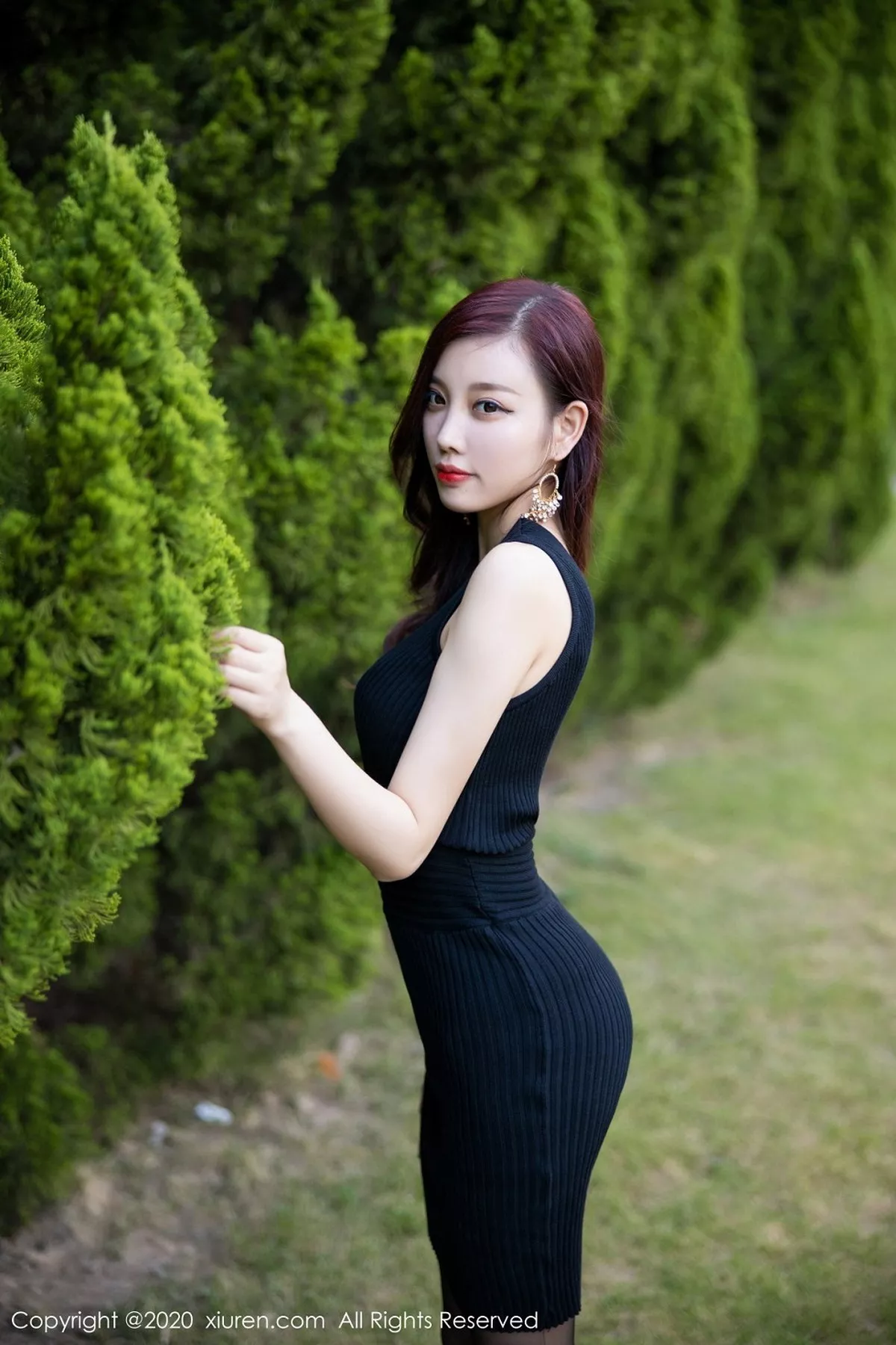 秀人集.com_[XiuRen秀人网]No.2648_女神杨晨晨sugar室外松林拍摄主题黑色吊裙配黑丝裤袜诱惑写真76P