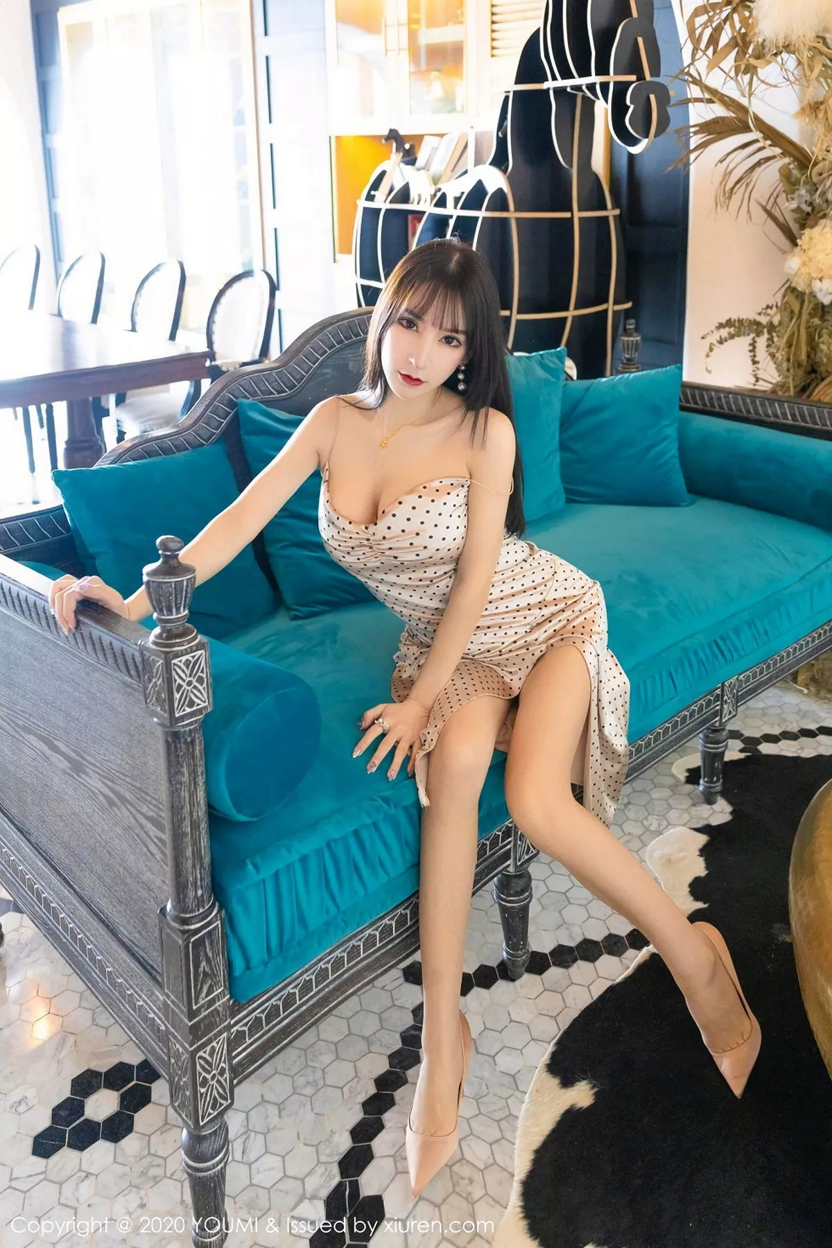 秀人集.com_[YouMi尤蜜荟]Vol.556_女神周于希Sandy大理旅拍性感吊带裙配蕾丝内裤惹火诱惑写真55P