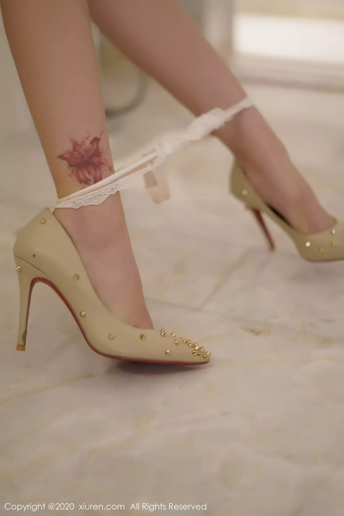 秀人集.com_[XiuRen秀人网]No.2766_女神冯木木LRIS白色抹胸内衣主题蕾丝内裤秀翘臀极致诱惑写真62P