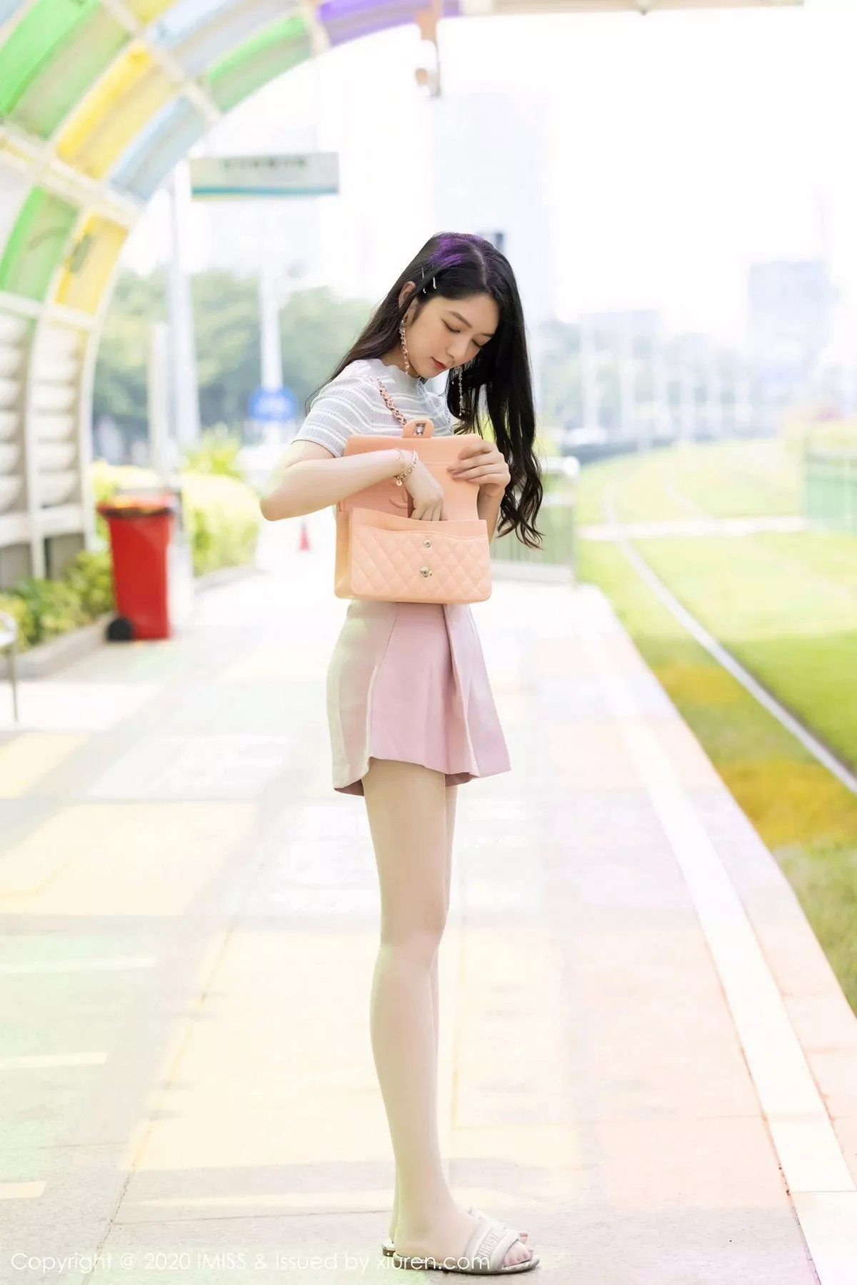 秀人集.com_[IMISS爱蜜社]Vol.526_女神Angela小热巴私房床上半脱露性感内衣秀完美身材诱惑写真42P