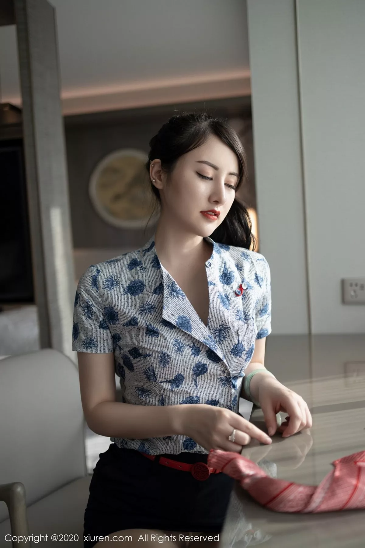 秀人集.com_[XiuRen秀人网]No.2817_嫩模诗诗kiki空姐制服主题性感红色内衣秀白嫩肌肤惹人诱惑写真52P