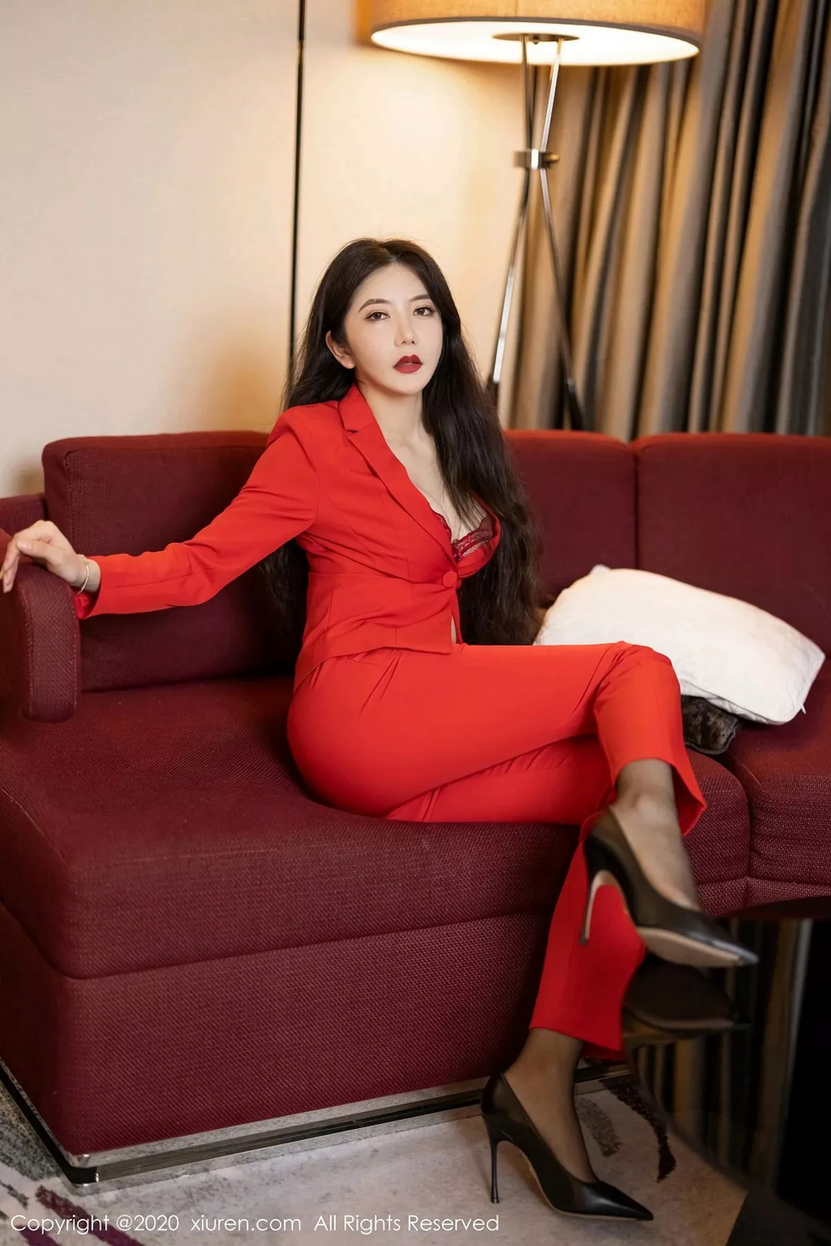 秀人集.com_[XiuRen秀人网]No.2828_女神心妍小公主脱猩红飒爽西装露性感红色内衣秀丰满身材诱惑写真30P