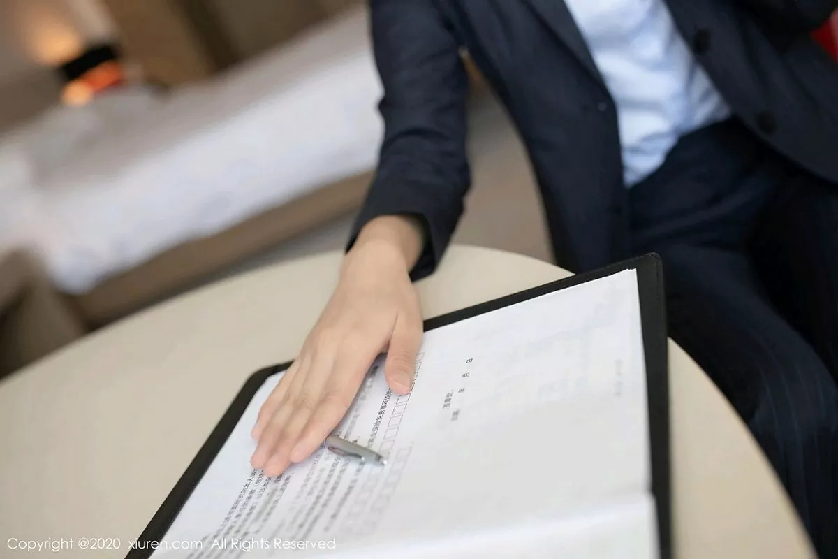 秀人集.com_[XiuRen秀人网]No.2829_嫩模陆萱萱银行客户经理主题半脱露酒红色蕾丝内衣迷人诱惑写真80P