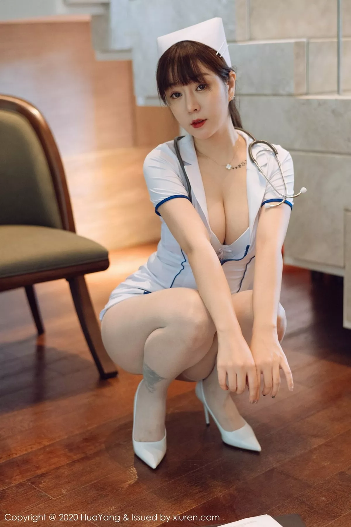 秀人集.com_[HuaYang花漾]Vol.330_女神王雨纯西双版纳旅拍性感护士装配开档肉丝裤袜撩人诱惑写真102P