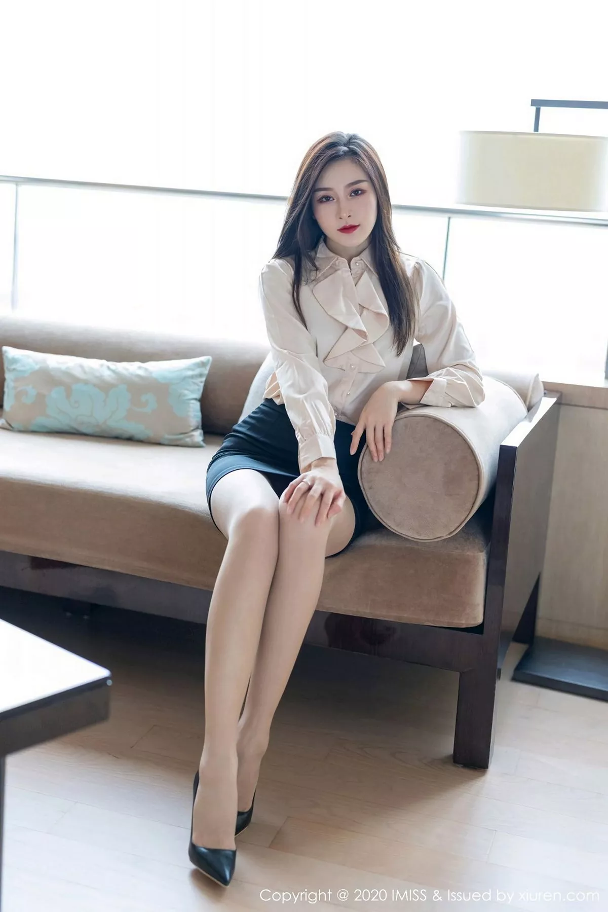 秀人集.com_[IMISS爱蜜社]Vol.528_气质美女Vanessa经典职场制服主题沙发上性感内衣完美诱惑写真71P